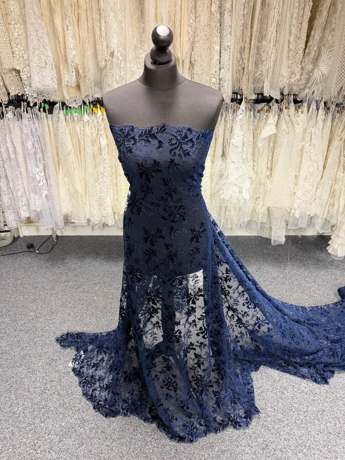 Velours marine brodé de dentelle - Madina