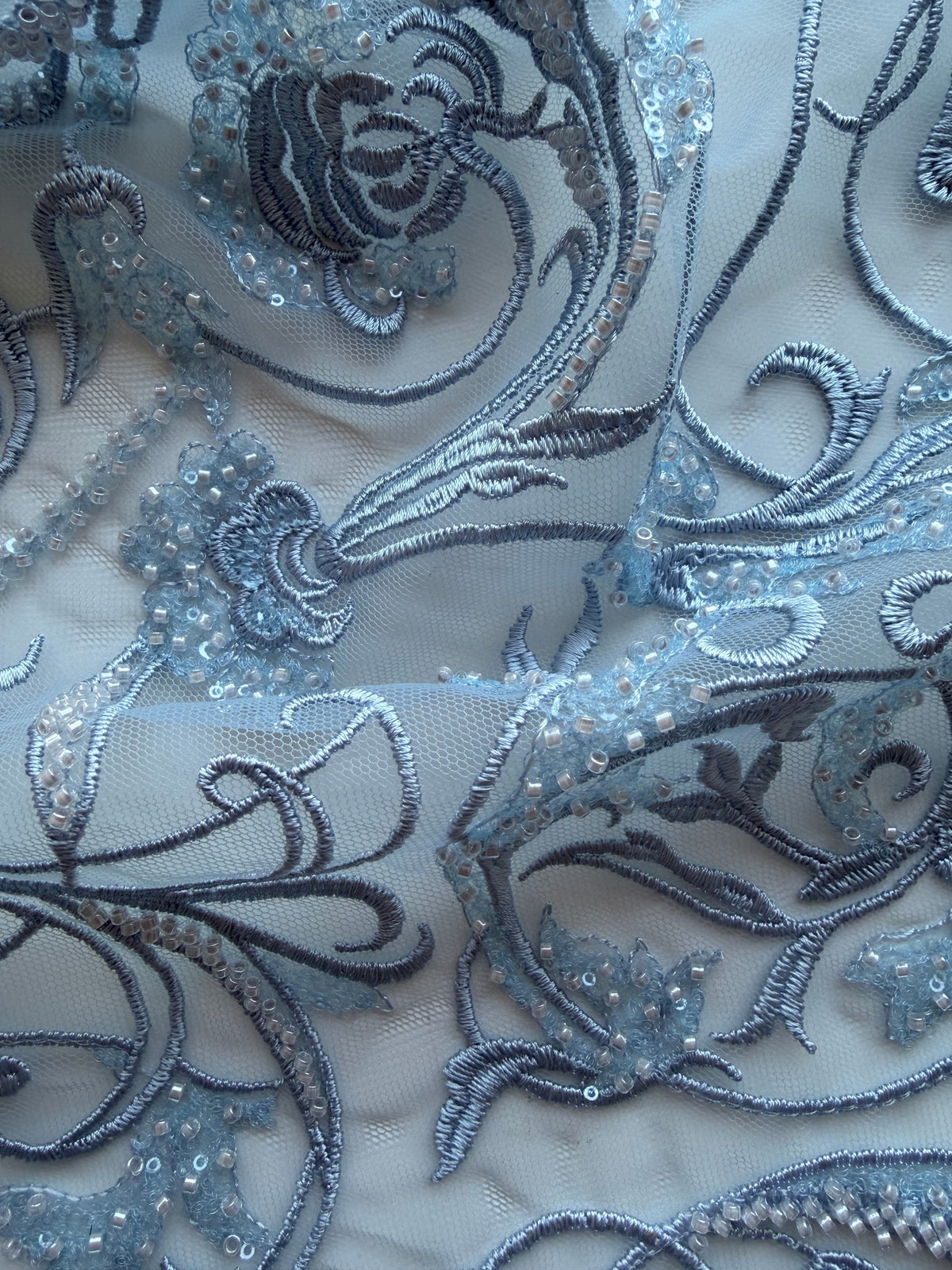 Tulle brodé de perles couleur calcaire - EB1091