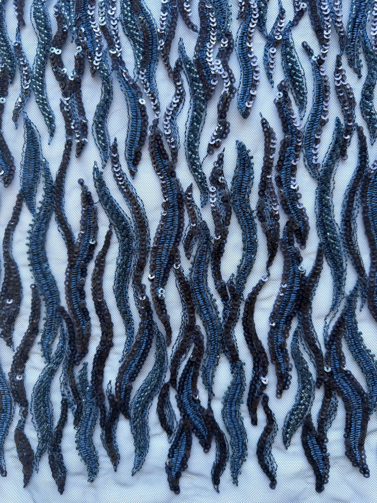 Tulle bleu marine brodé de perles - EB1089