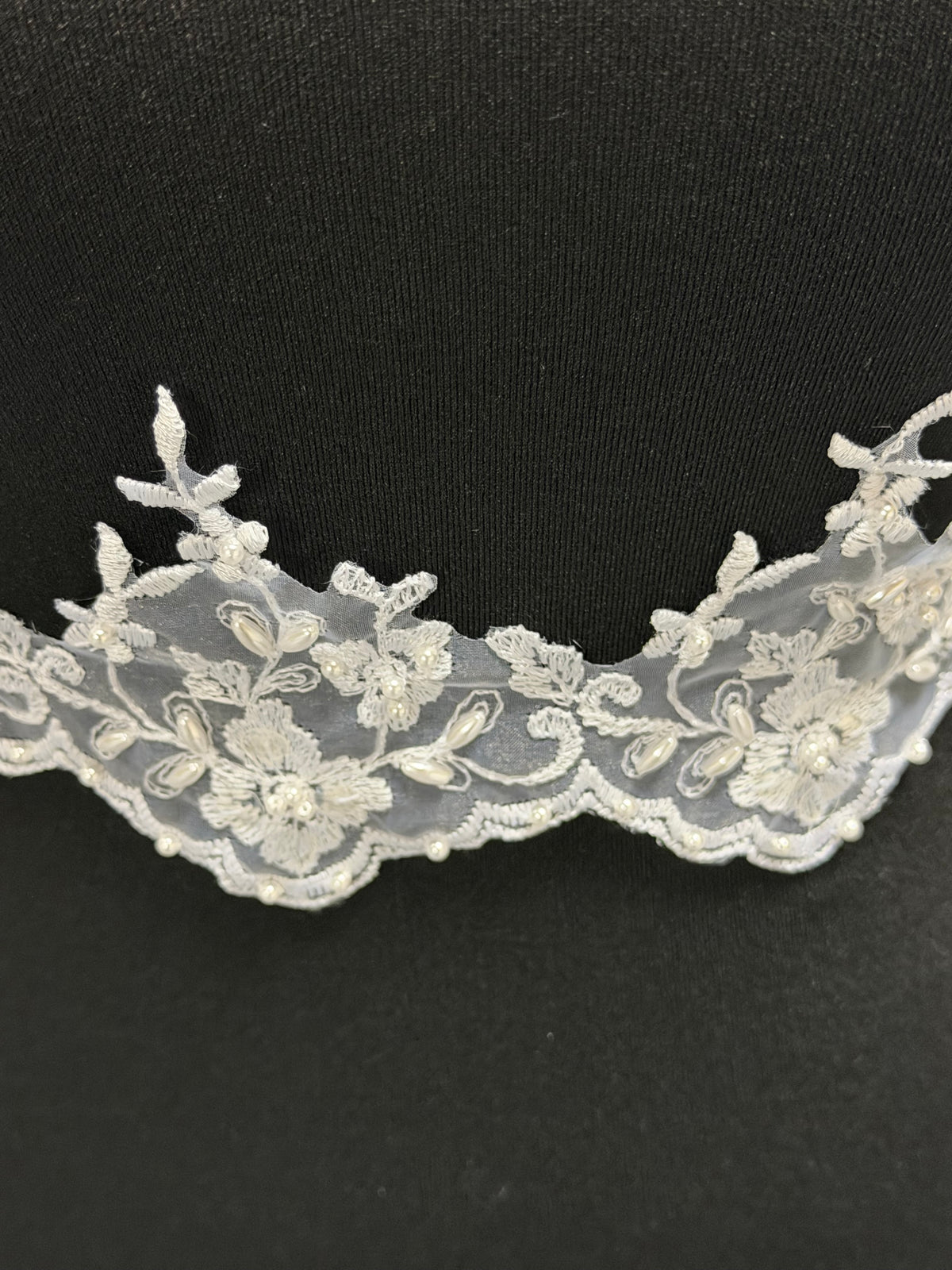 Garniture en dentelle perlée blanche - T10
