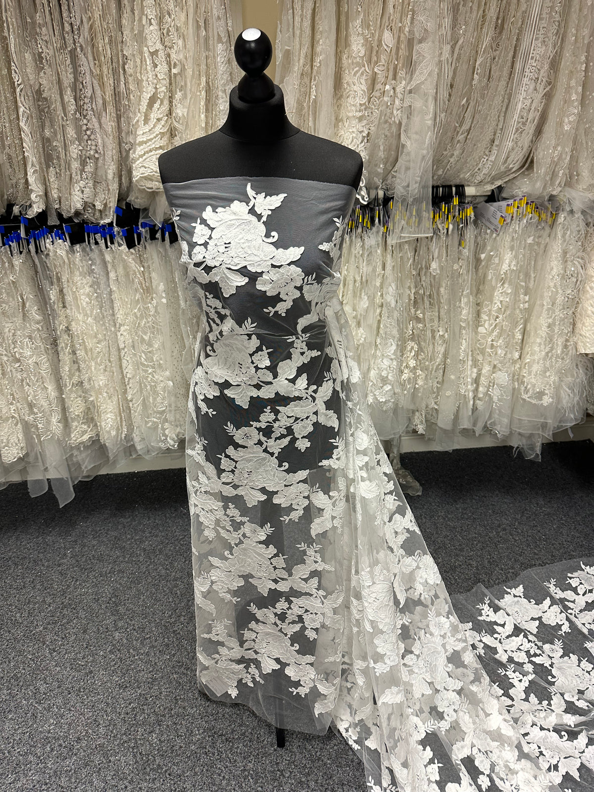 Dentelle cordée ivoire - Potins