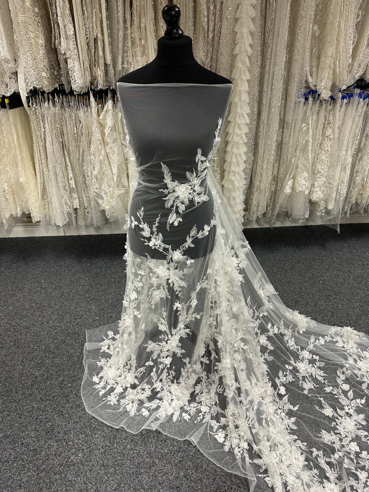 Dentelle florale 3D ivoire - Octobre