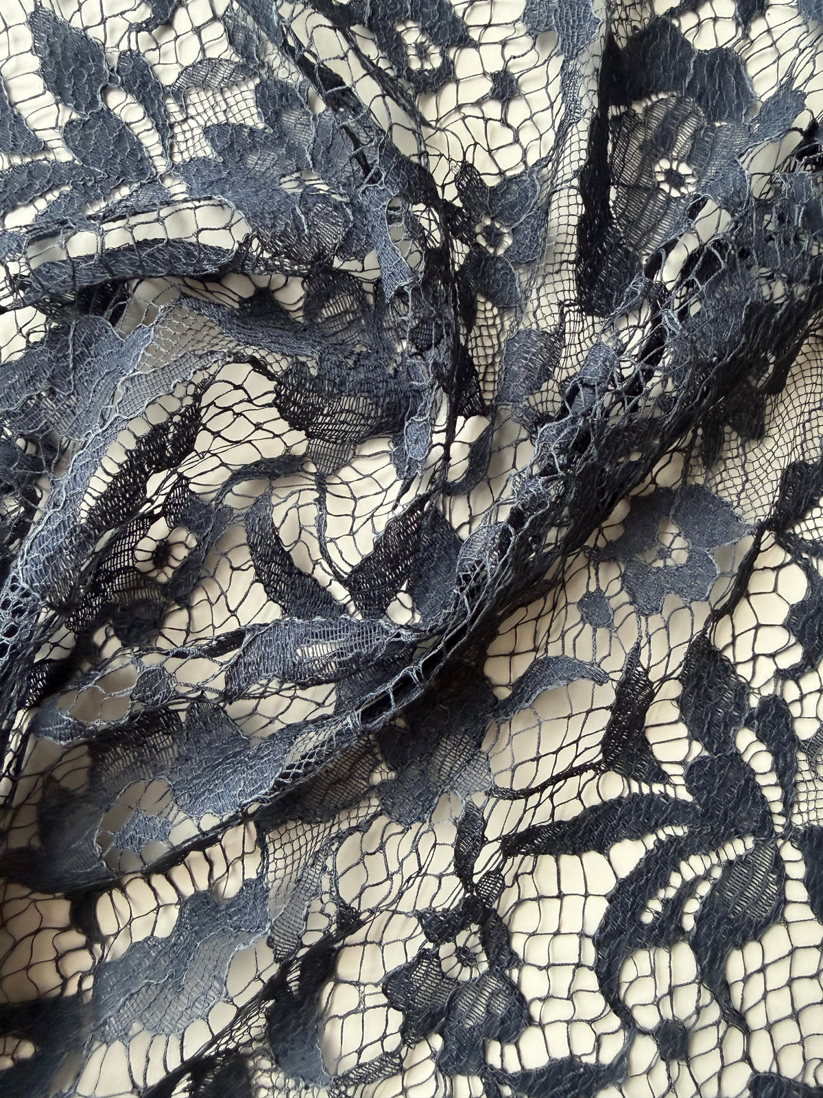 Dentelle italienne en soie et laine bleu marine - P269