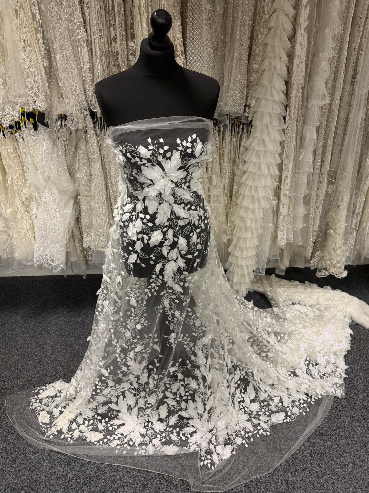 Tulle ivoire brodé de perles en 3D - EB1107