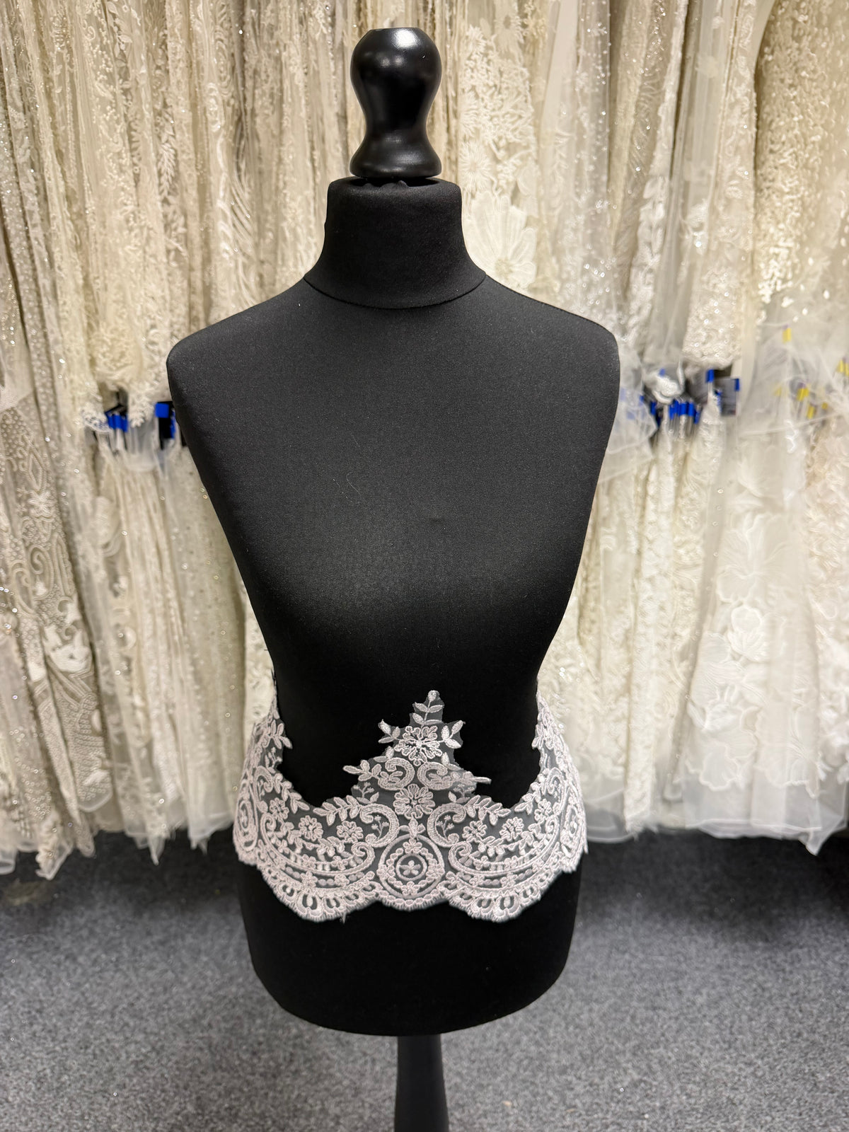 Galon de dentelle cordée grise - T623