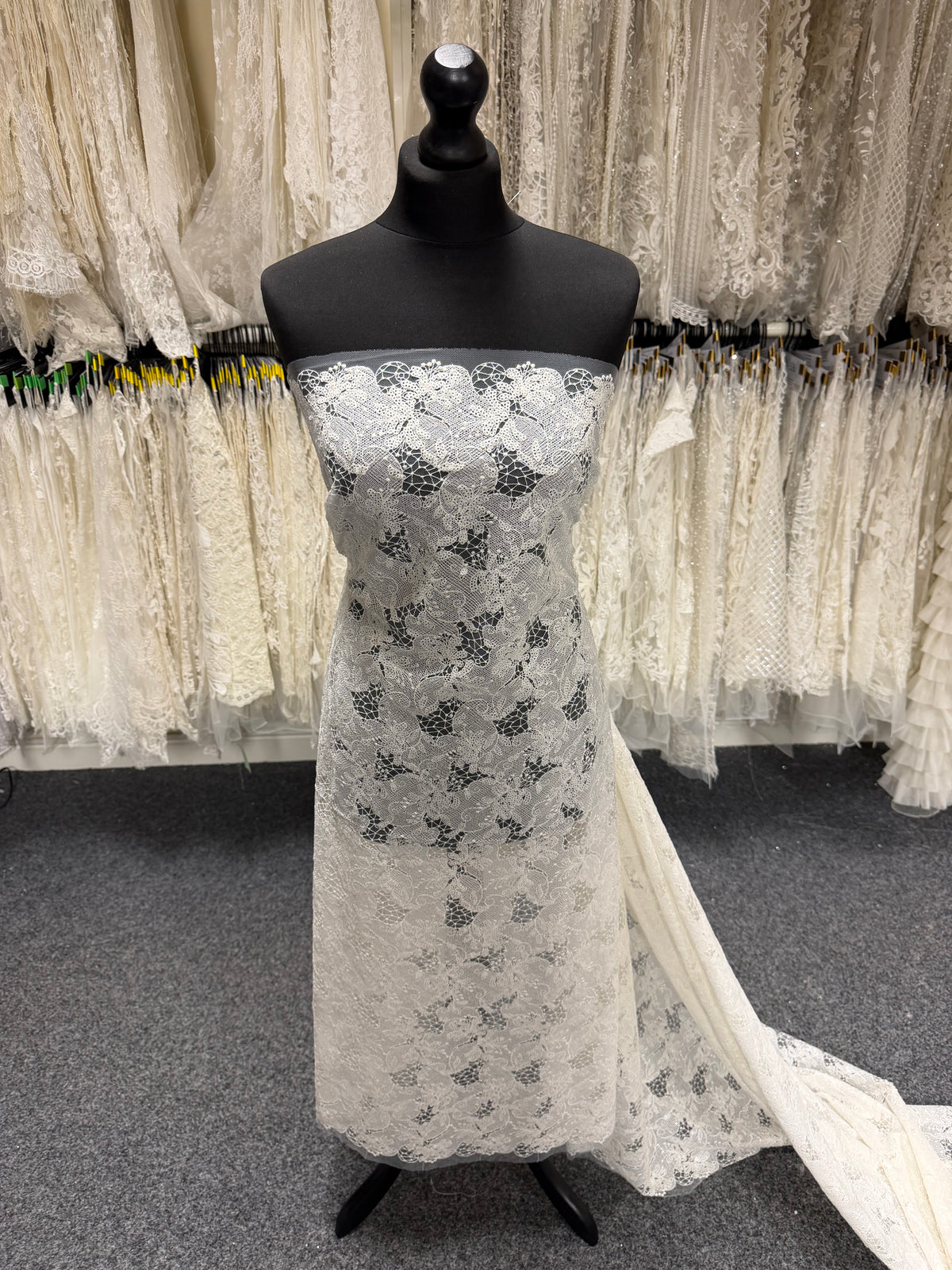 Dentelle brodée de sequins ivoire - EB3038