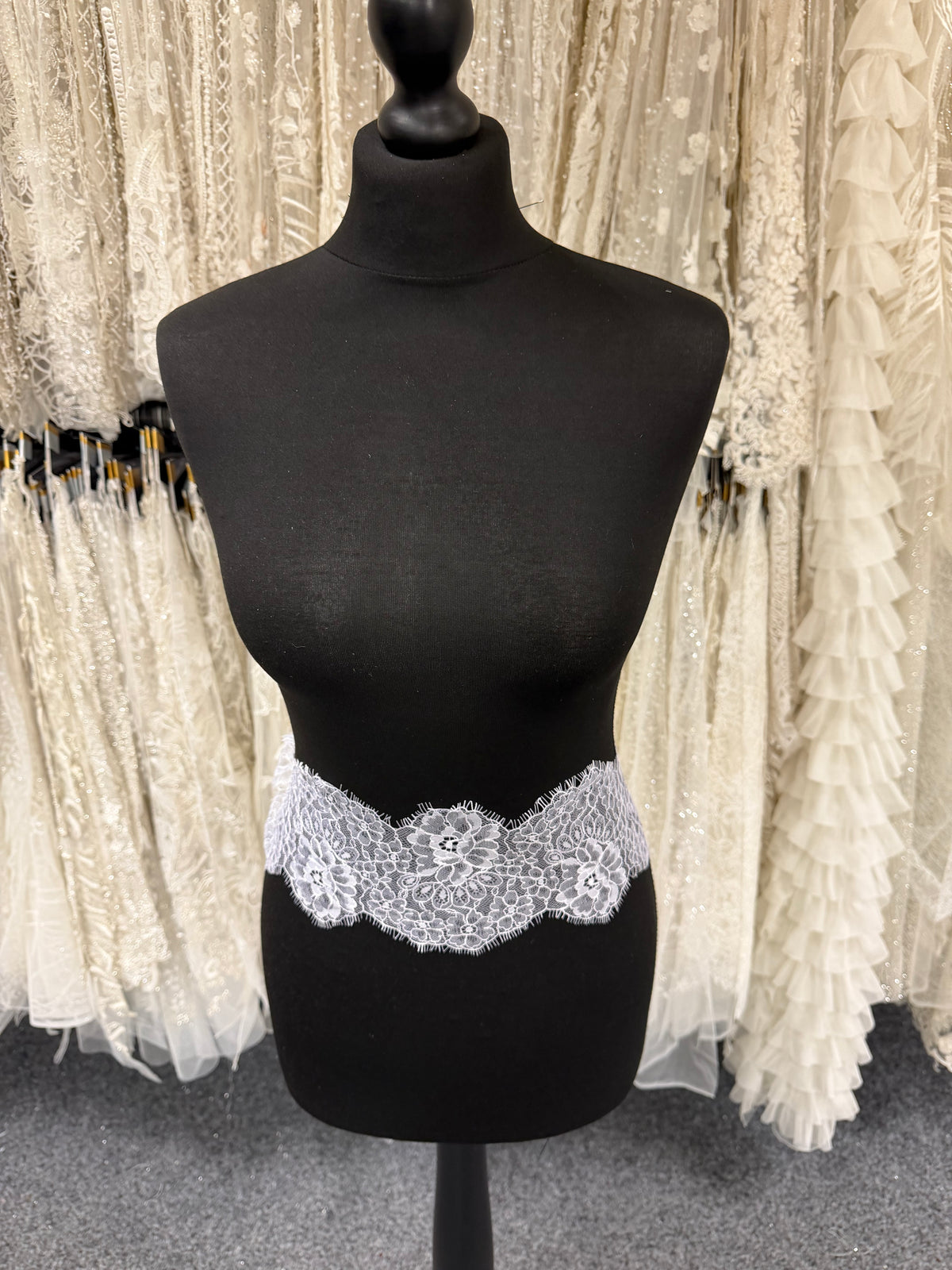 Dentelle Raschel blanche - T645