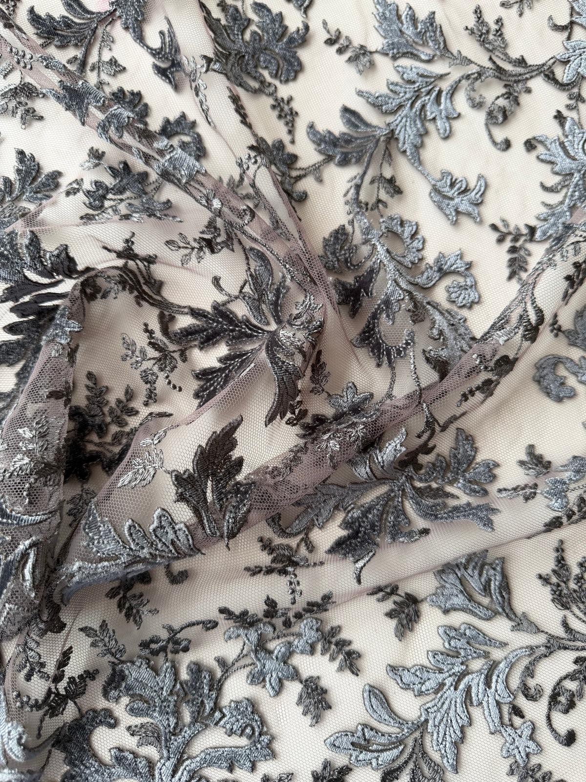Dentelle brodée en velours gris - Madina