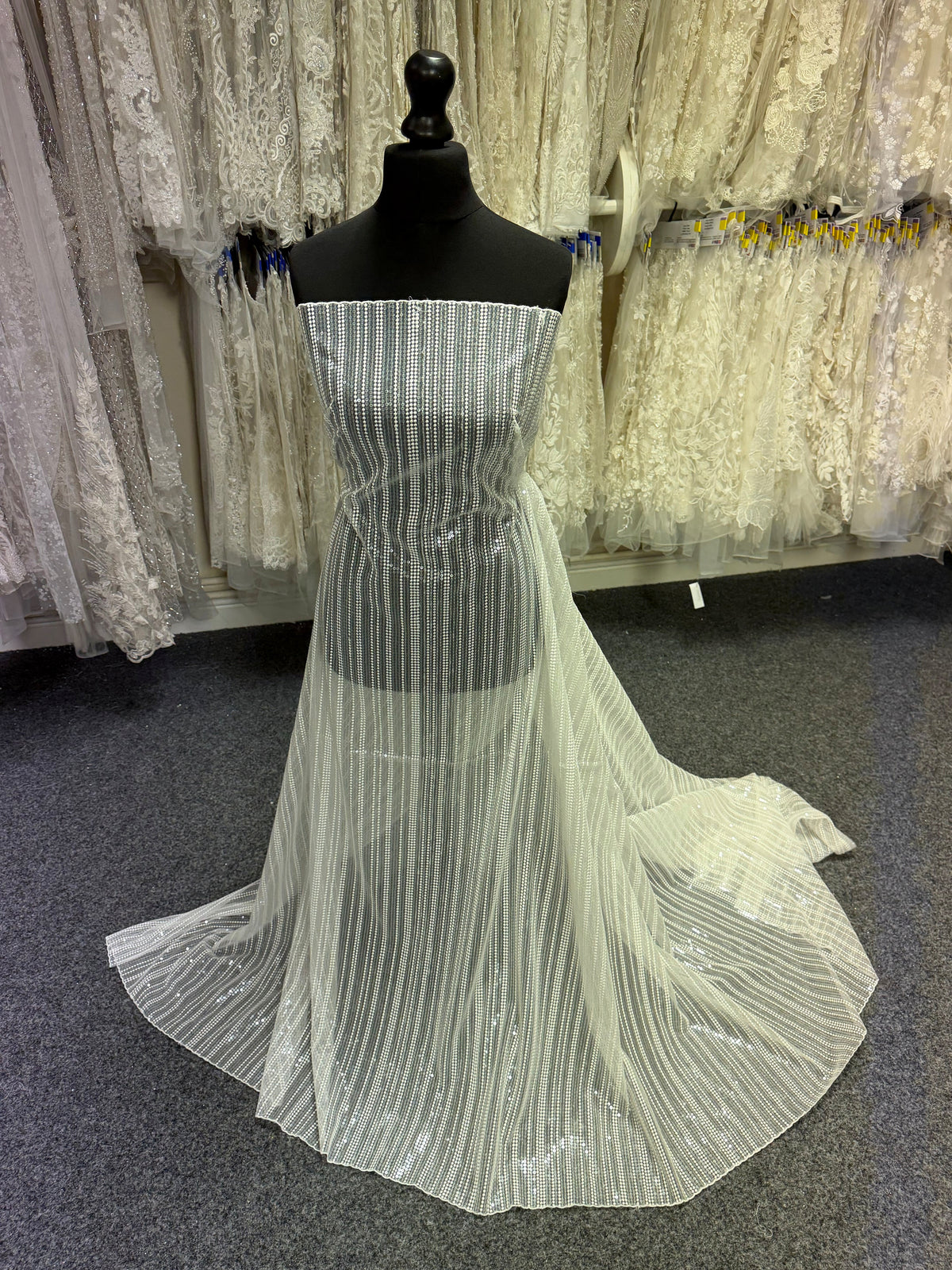 Dentelle brodée de sequins ivoire - EB3037