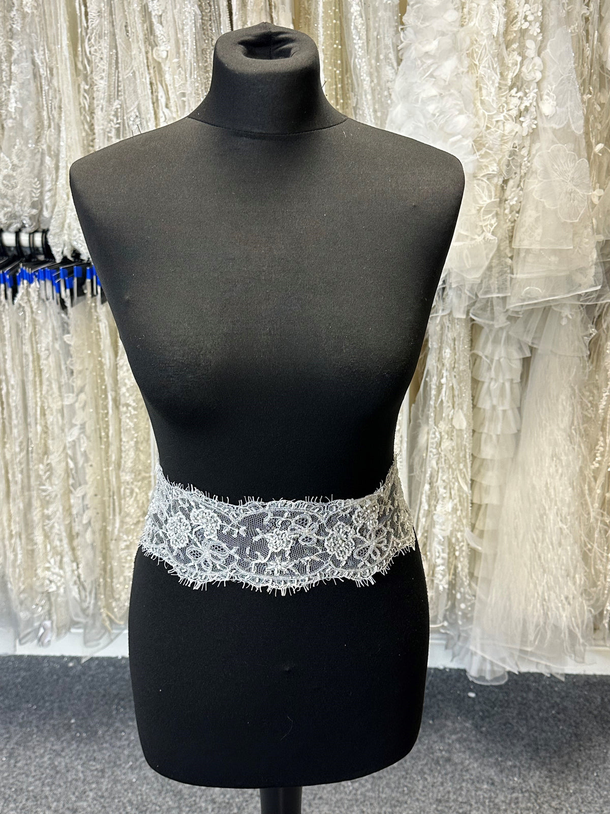 Bordure en dentelle ivoire chantilly perlée - Meryl