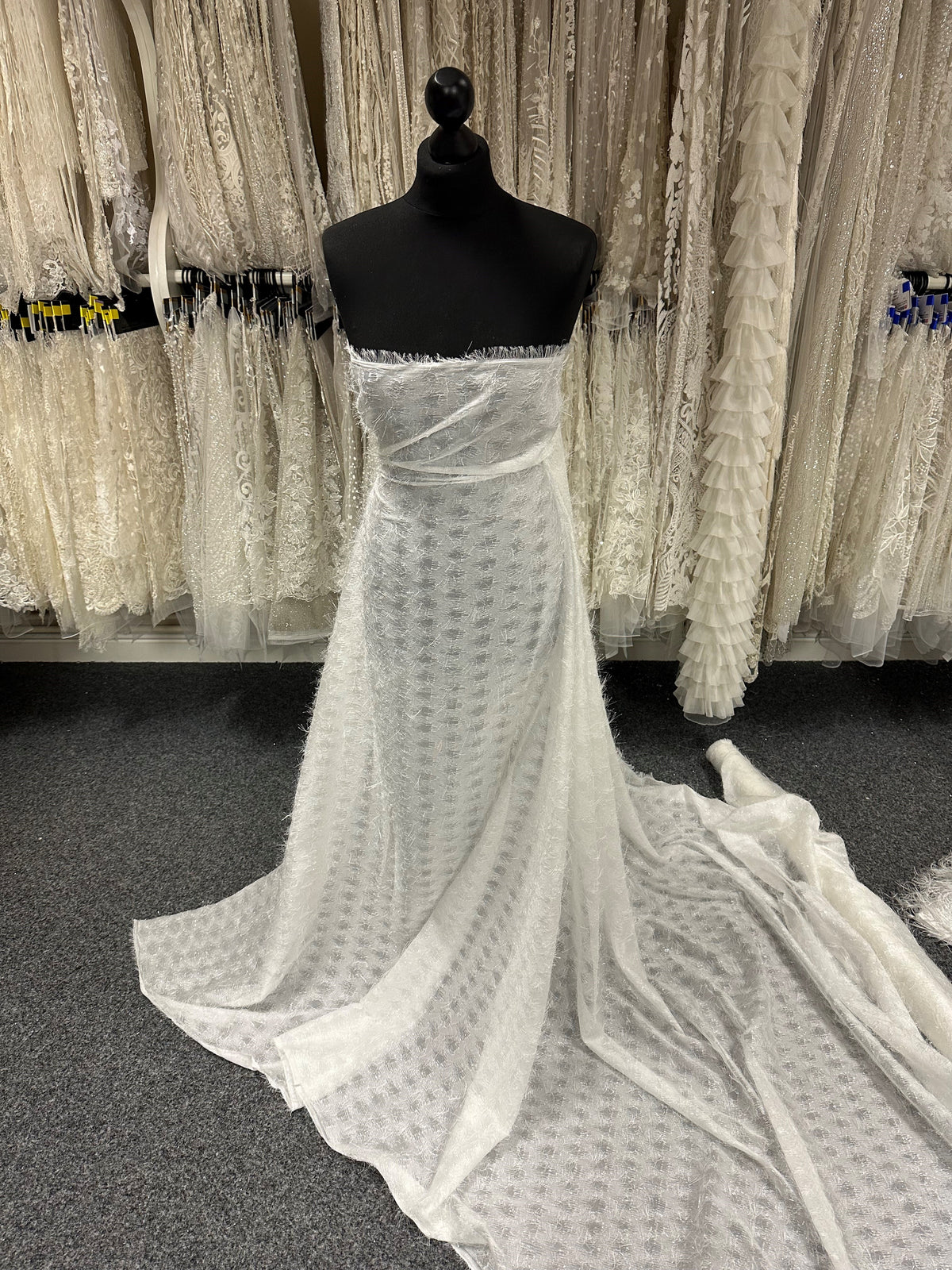 Tissu à pompons ivoire scintillant - Affection