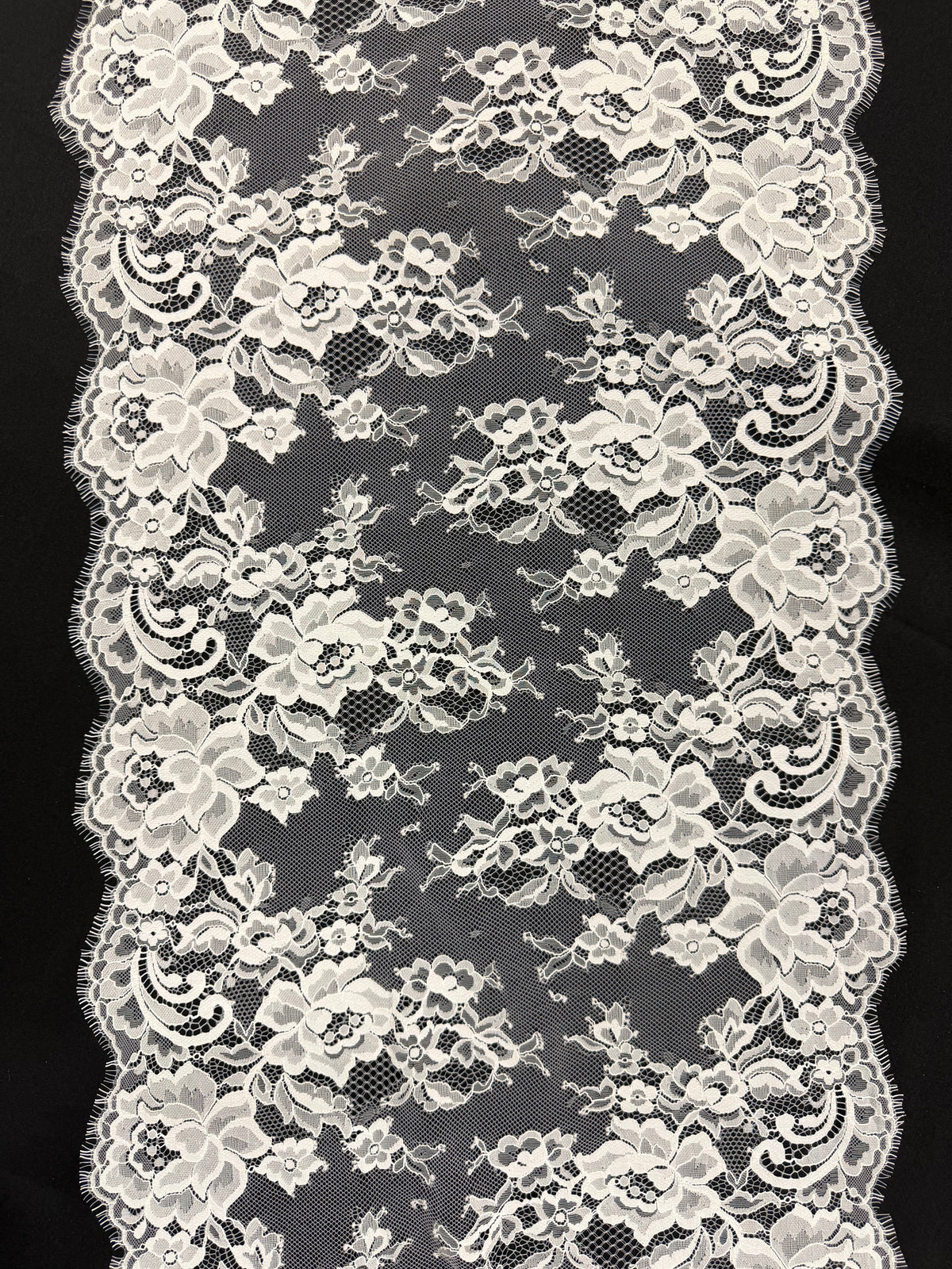 Bordure en dentelle ornée de perles et de sequins ivoire - T277