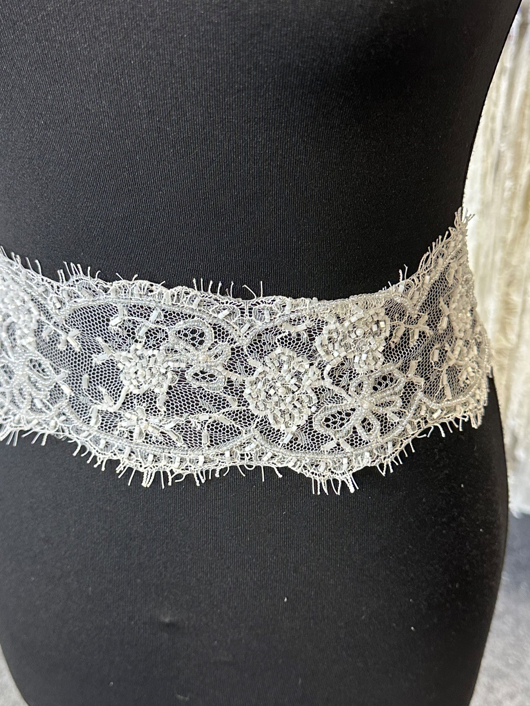 Bordure en dentelle ivoire chantilly perlée - Meryl