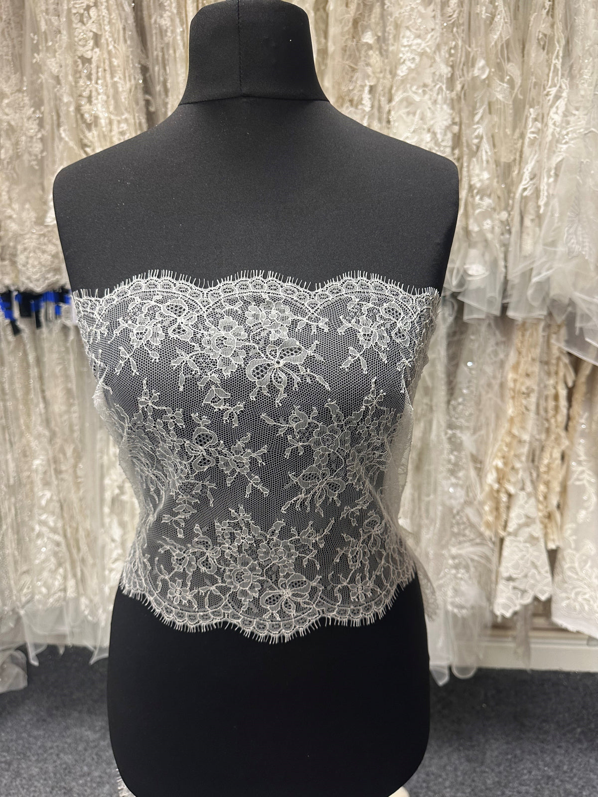 Bordure en dentelle de Chantilly ivoire - Basque