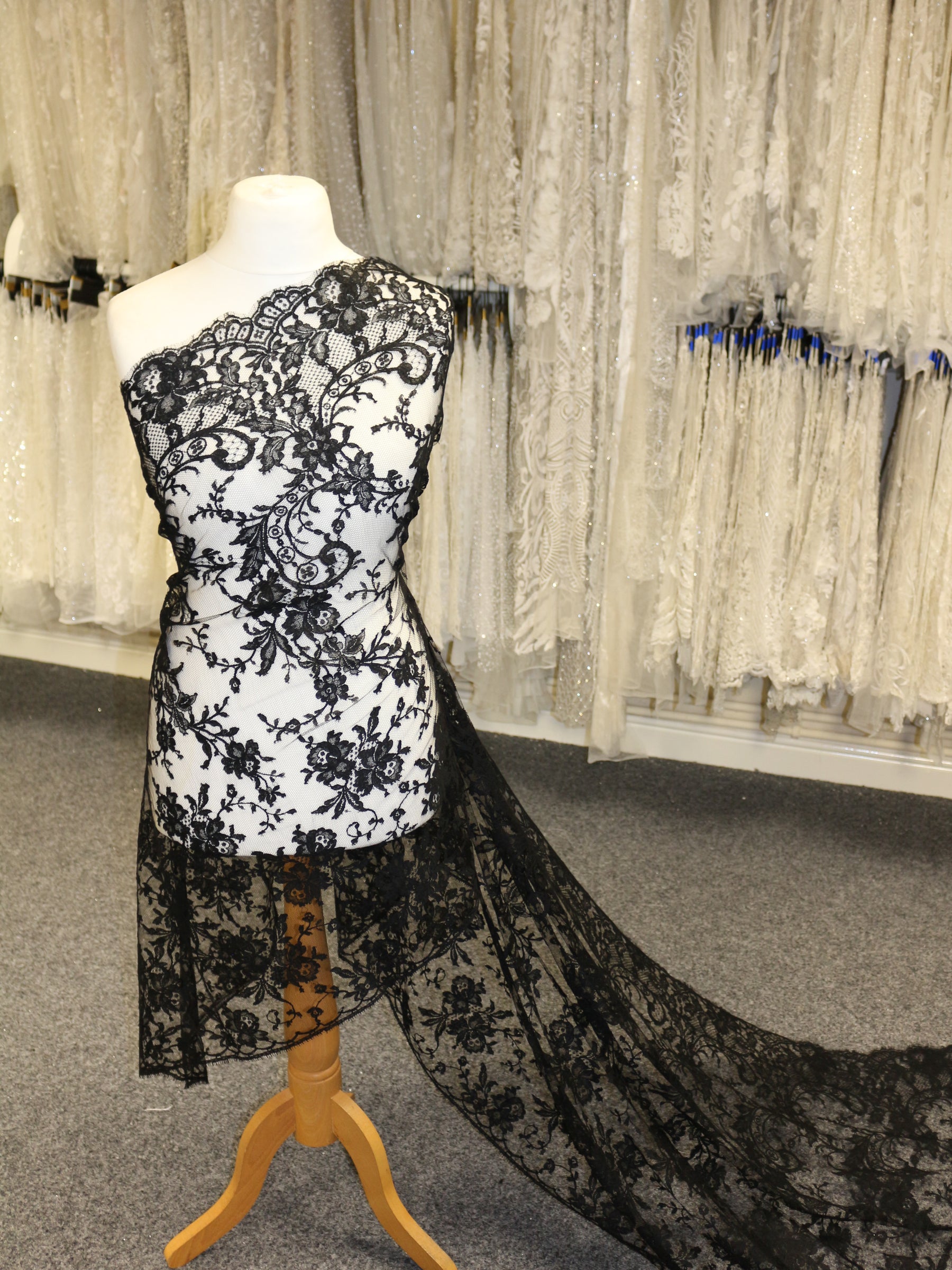Dentelle Chantilly Noire - Kate