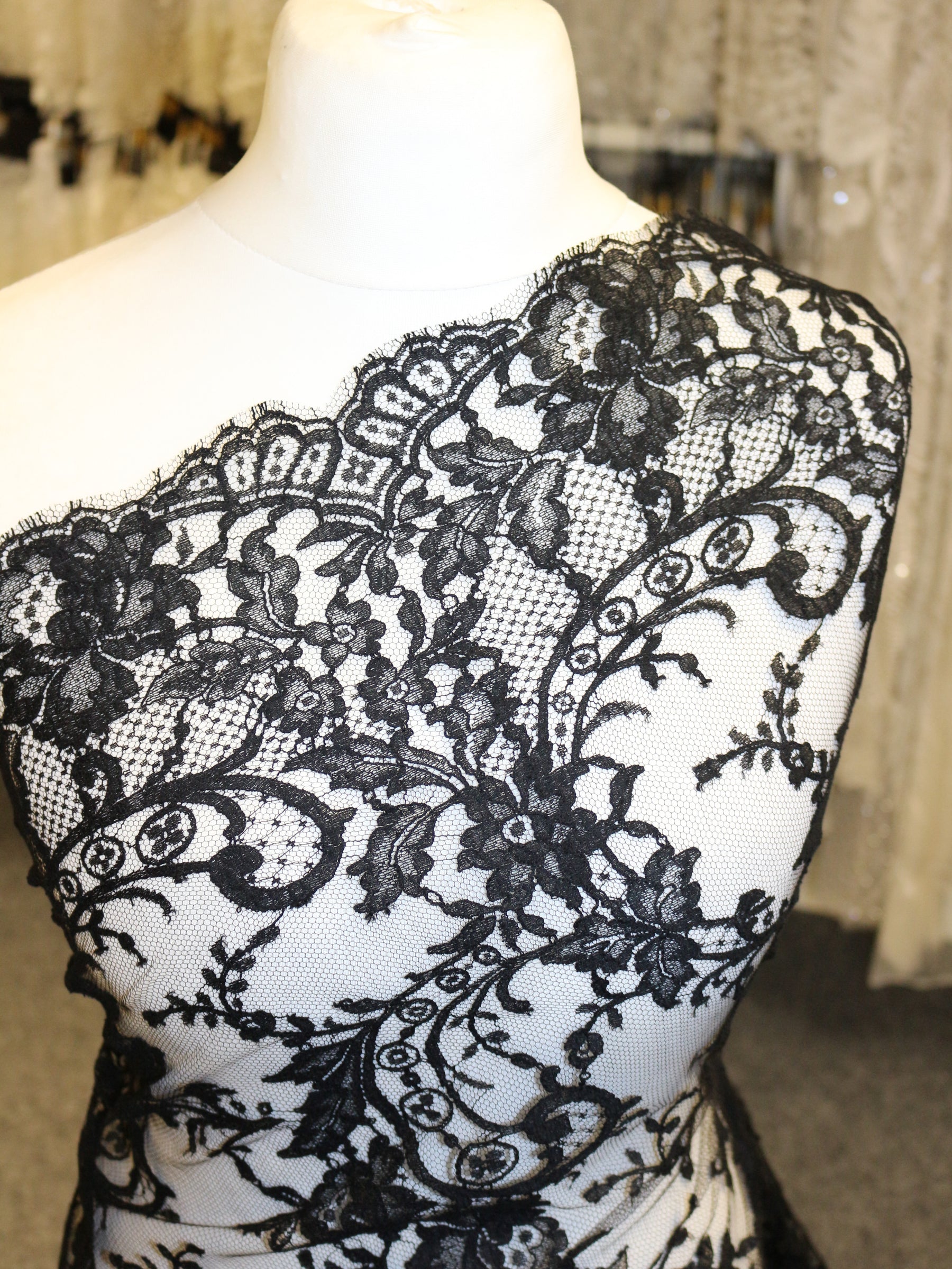 Dentelle Chantilly Noire - Kate