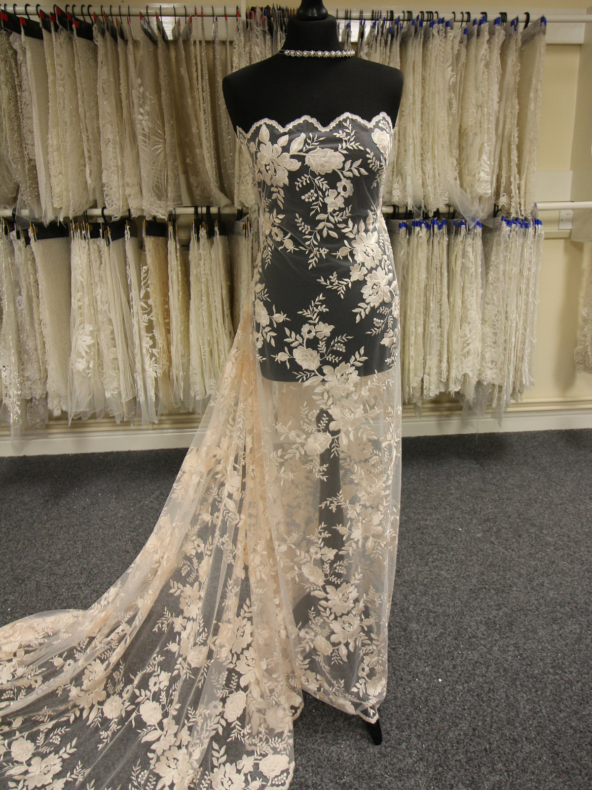 Dentelle Brodée Blush - Cameron