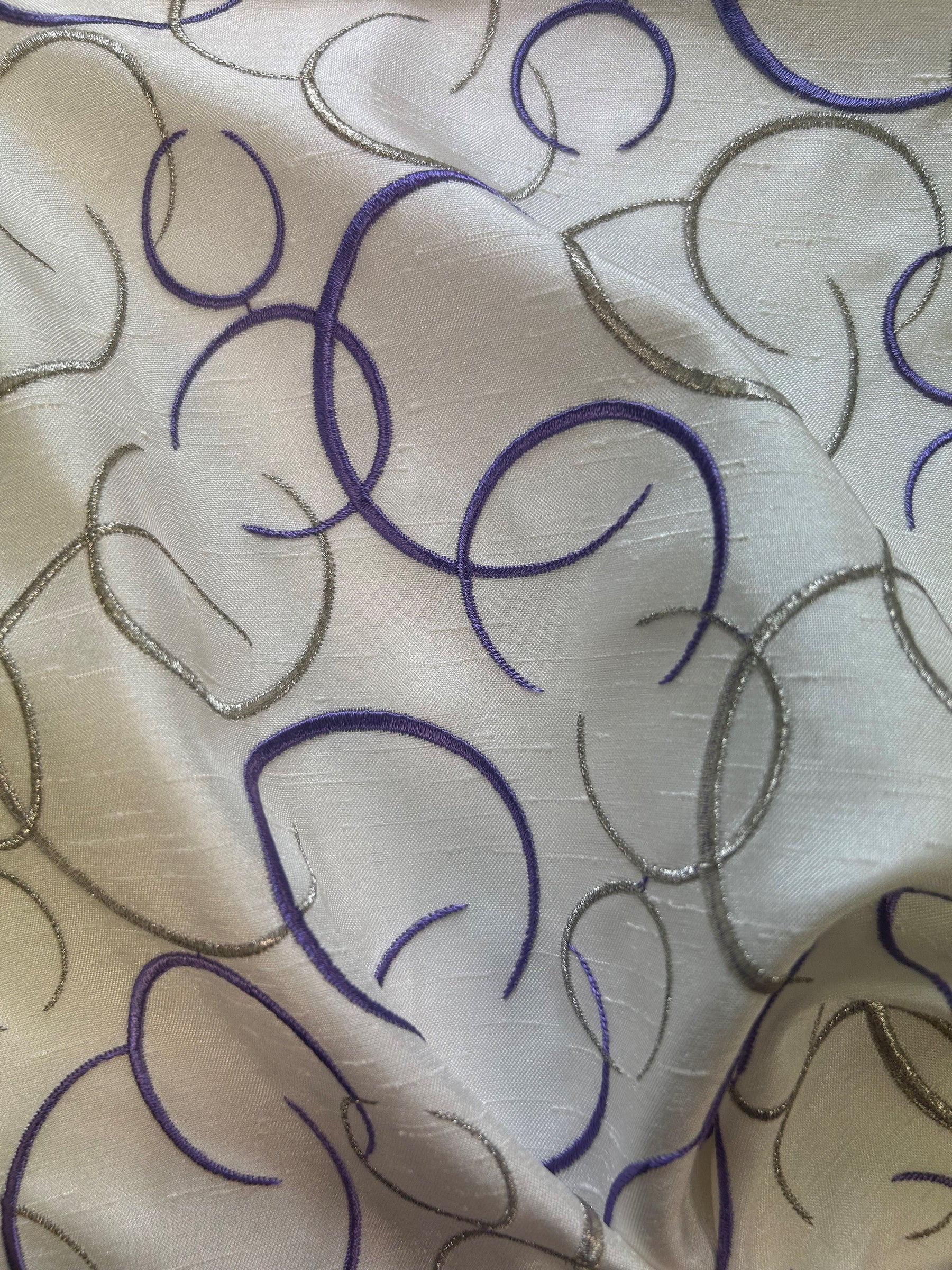 Tissu brodé violet - Brooklyn