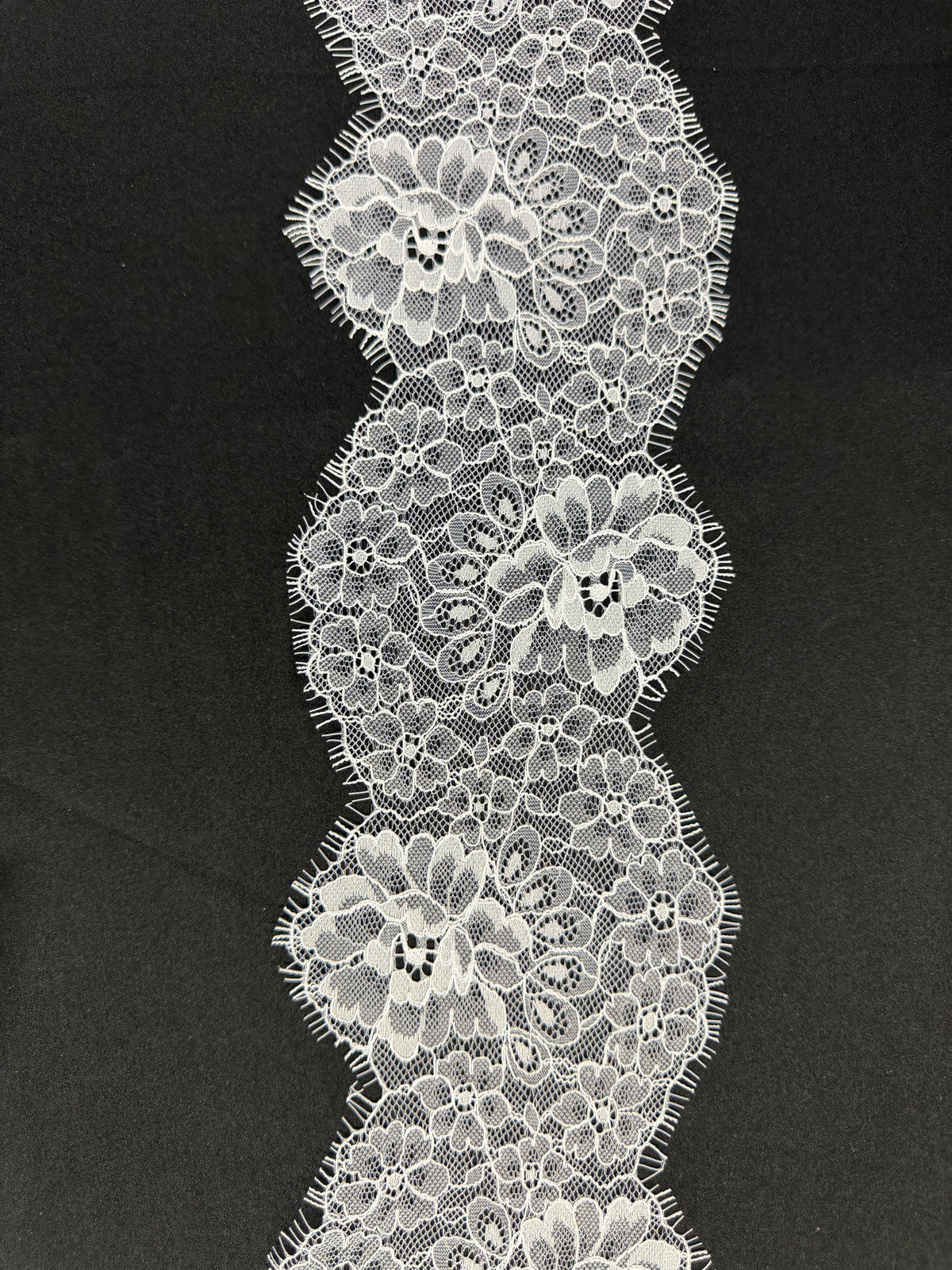 Dentelle Raschel blanche - T645