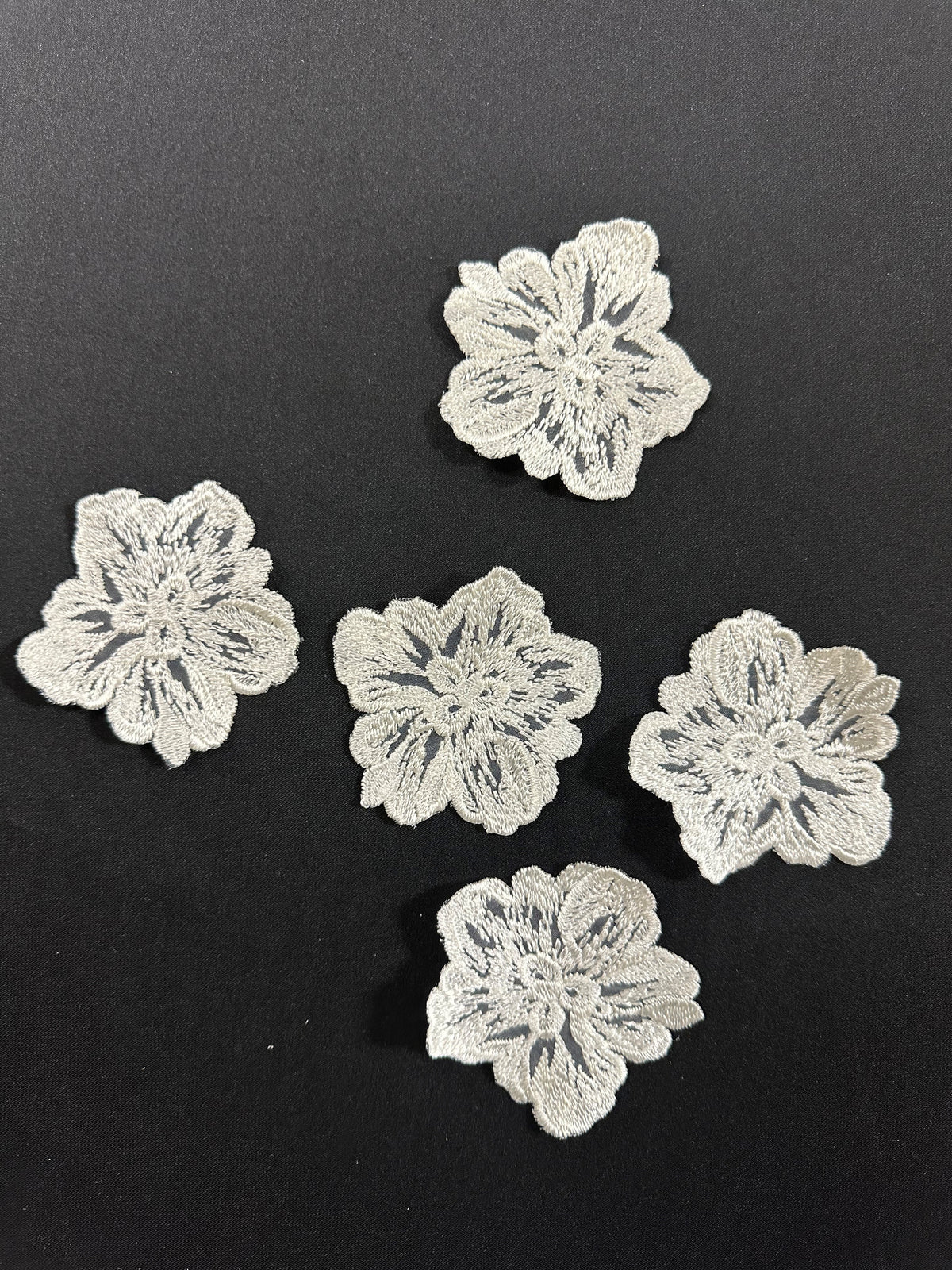 Fleur brodée ivoire – Linaria (sachet de 10)