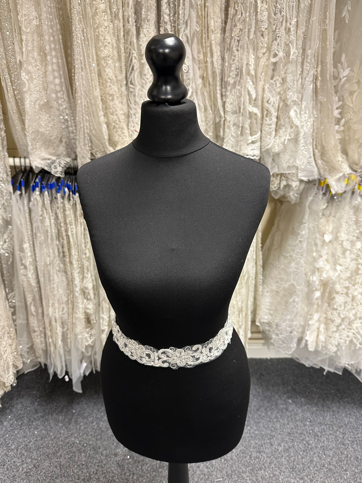 Bordure en dentelle perlée ivoire - Déité