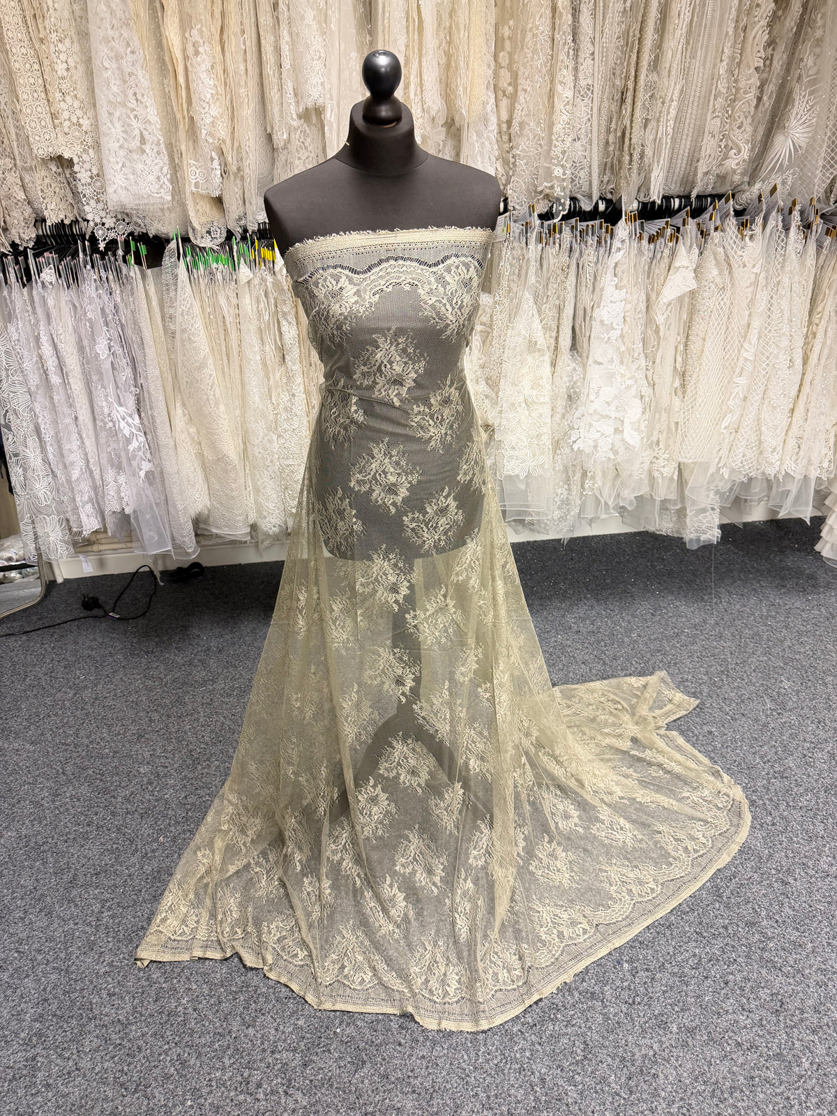 Soie 100% Dentelle Italienne Taupe - P272