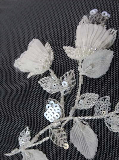 Tulle ivoire brodé de perles en 3D - EB1063