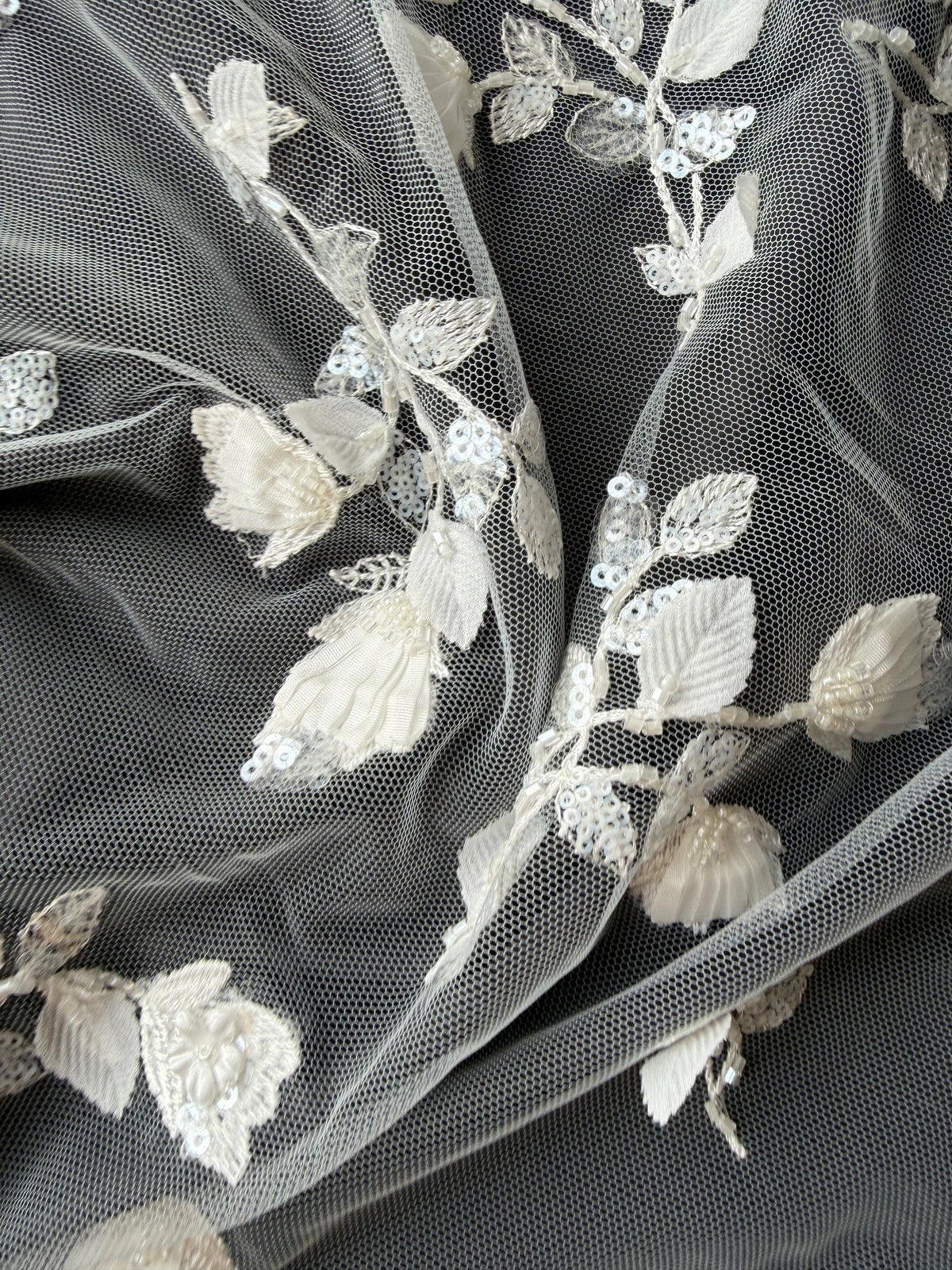 Tulle ivoire brodé de perles en 3D - EB1063