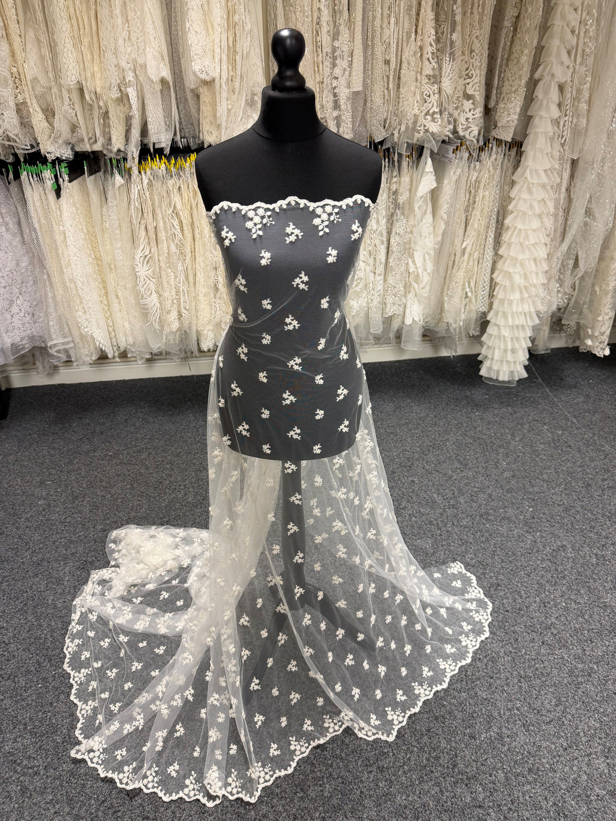Tulle brodé de perles ivoire - EB1067