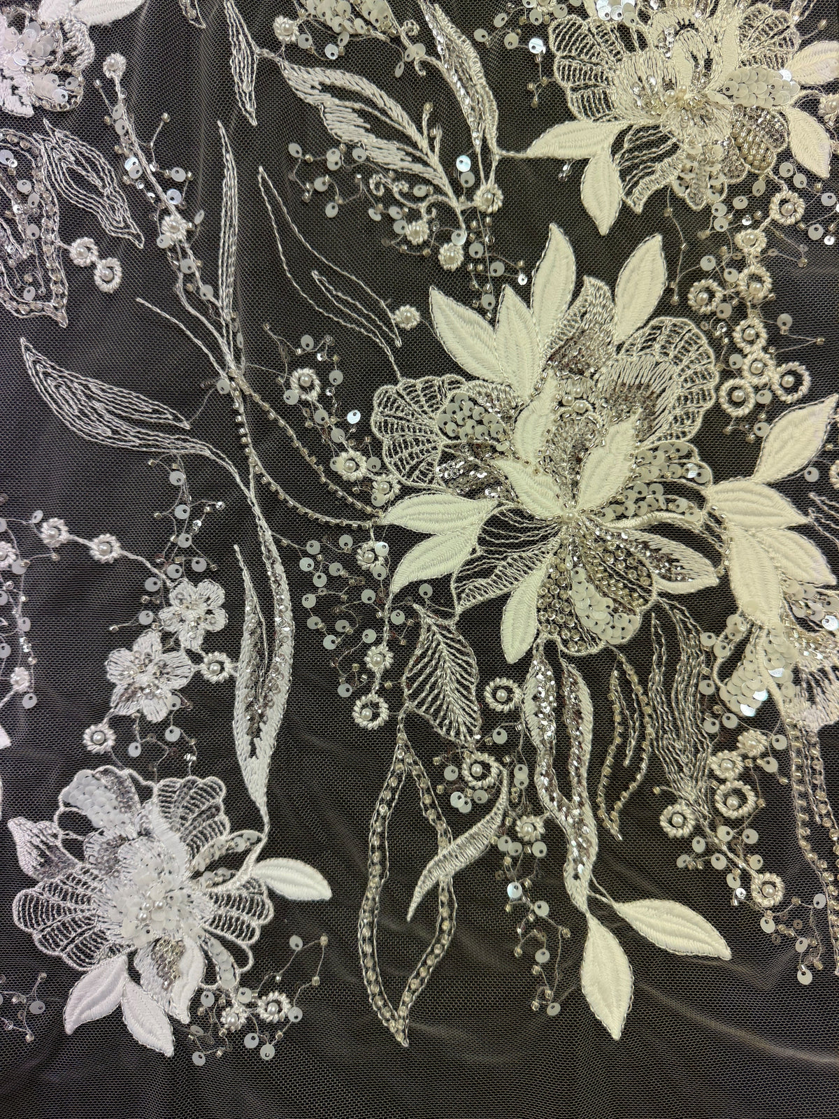 Tulle brodé de perles ivoire/argent - EB1098