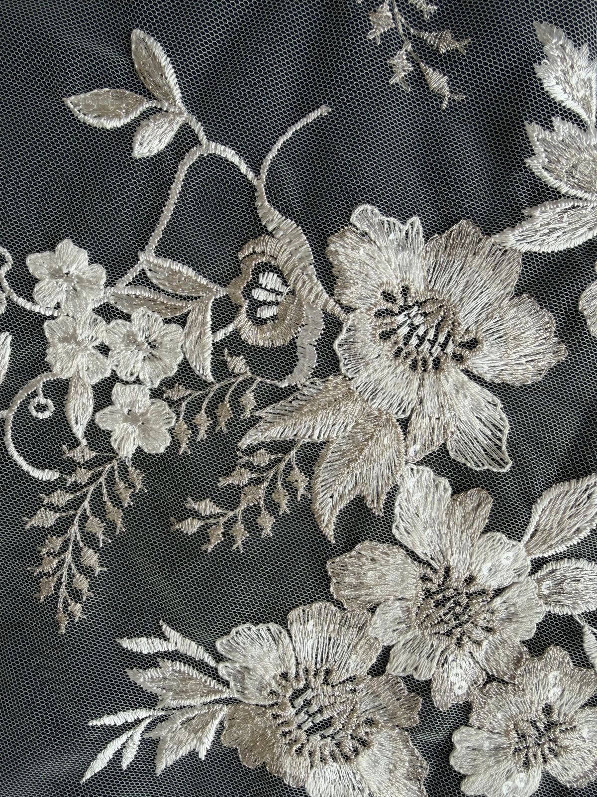 Dentelle brodée de sequins ivoire - EB3044