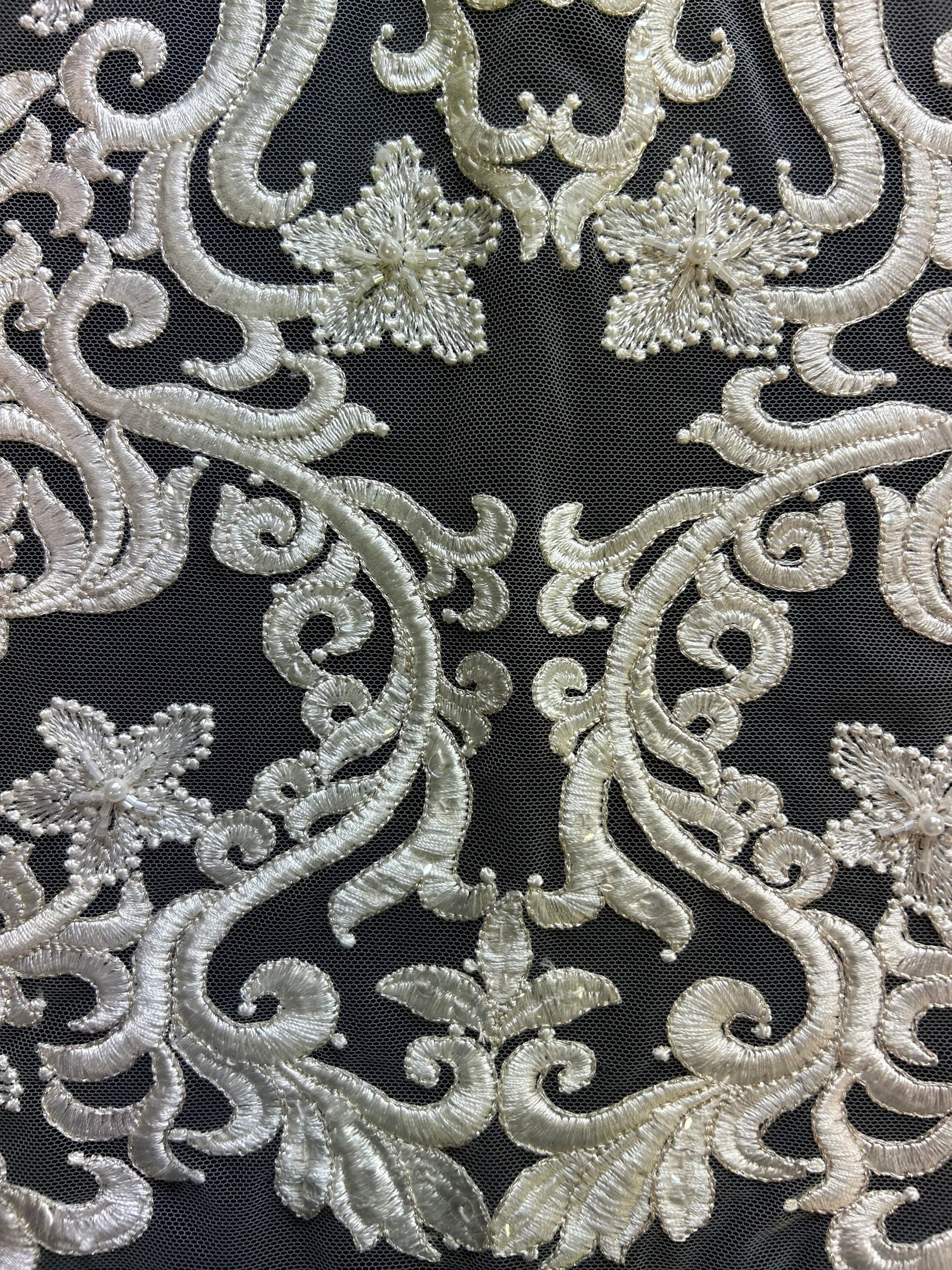Dentelle brodée ivoire sur tulle ivoire - Elke