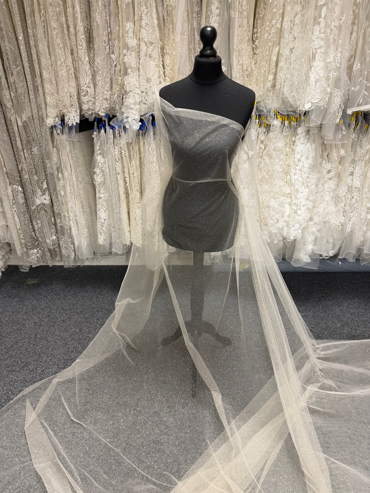 Tulle ivoire à paillettes dorées - P15