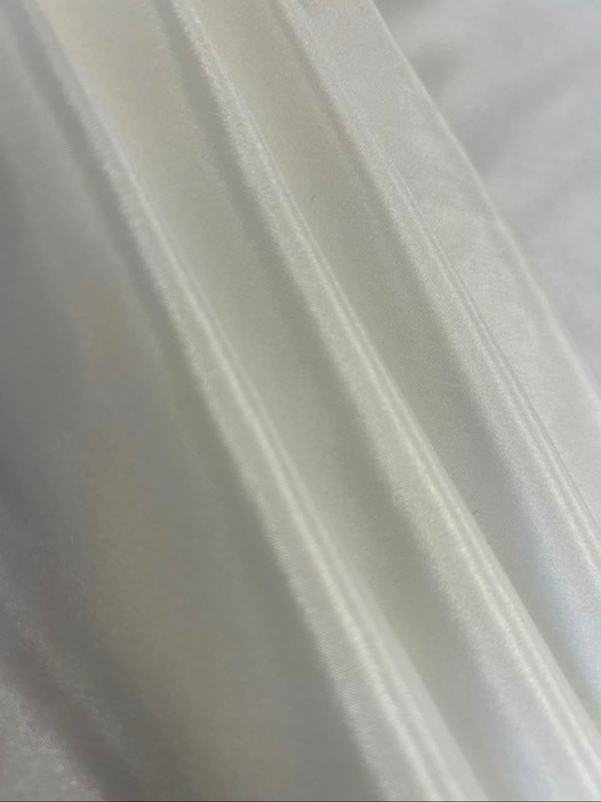 Tissu satin de polyester ivoire de luxe - Finesse
