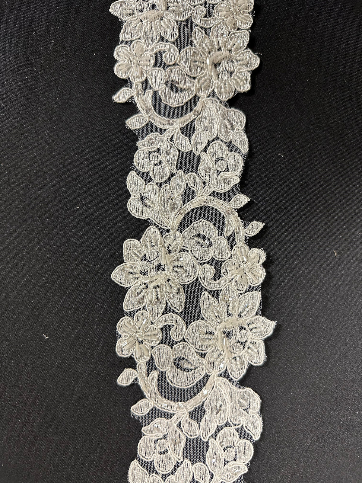 Bordure en dentelle ivoire ornée de perles - Fidélité