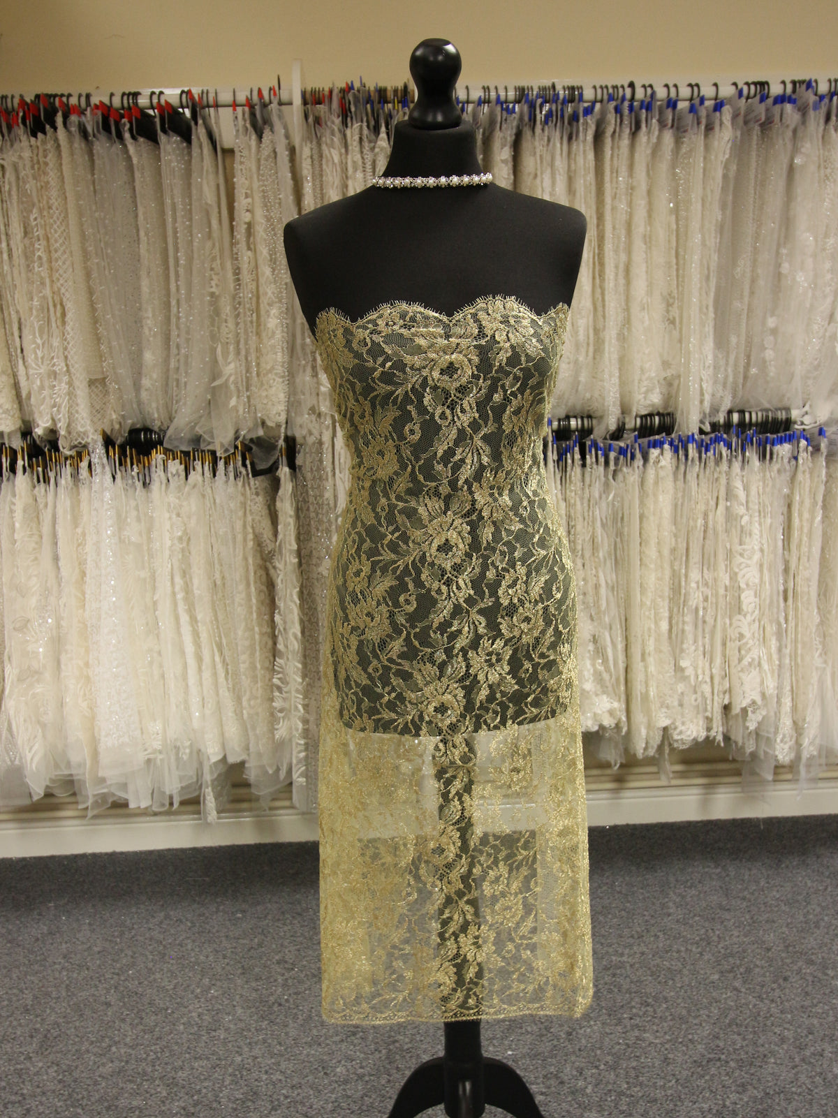 Dentelle Chantilly Or - Orla