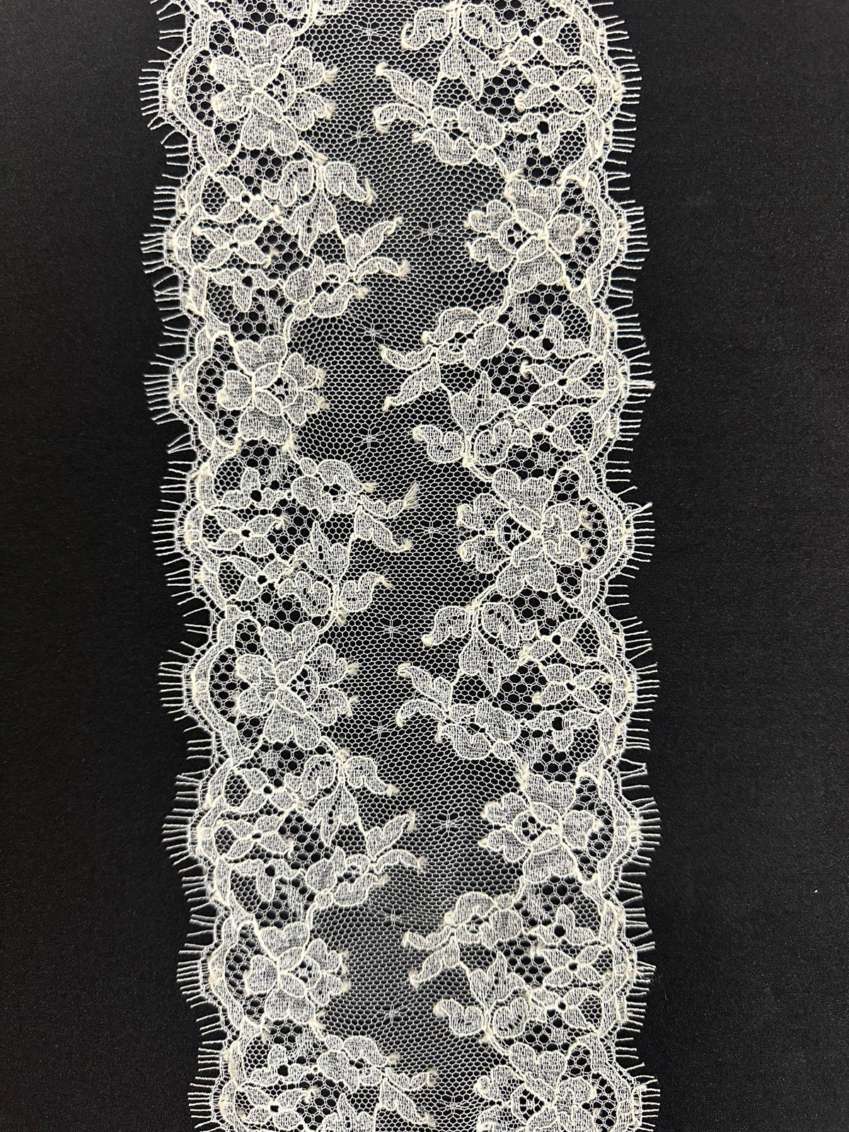 Bordure en dentelle de Chantilly ivoire - Halston