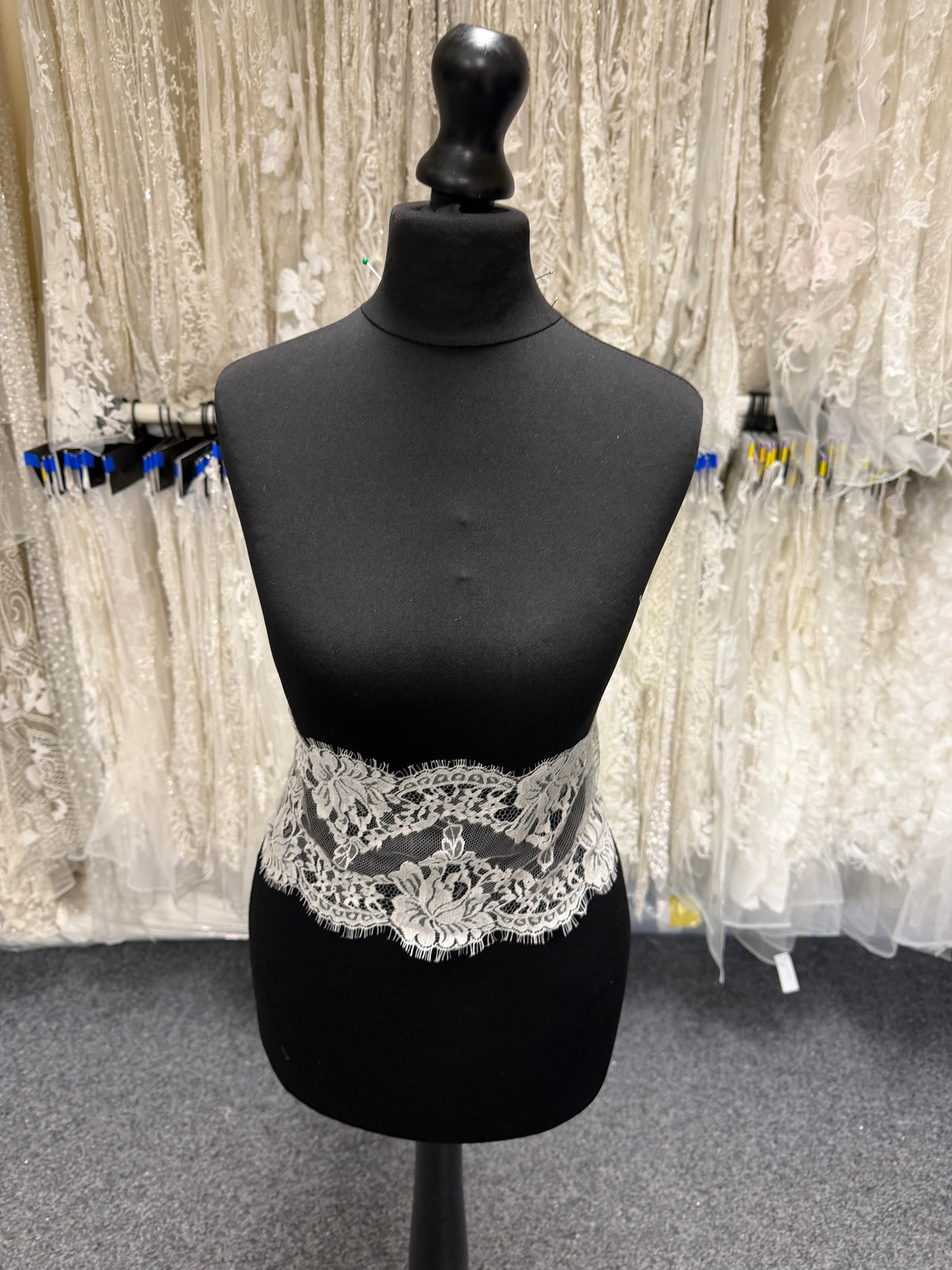 Ivory Chantilly Lace Trim - Merlina