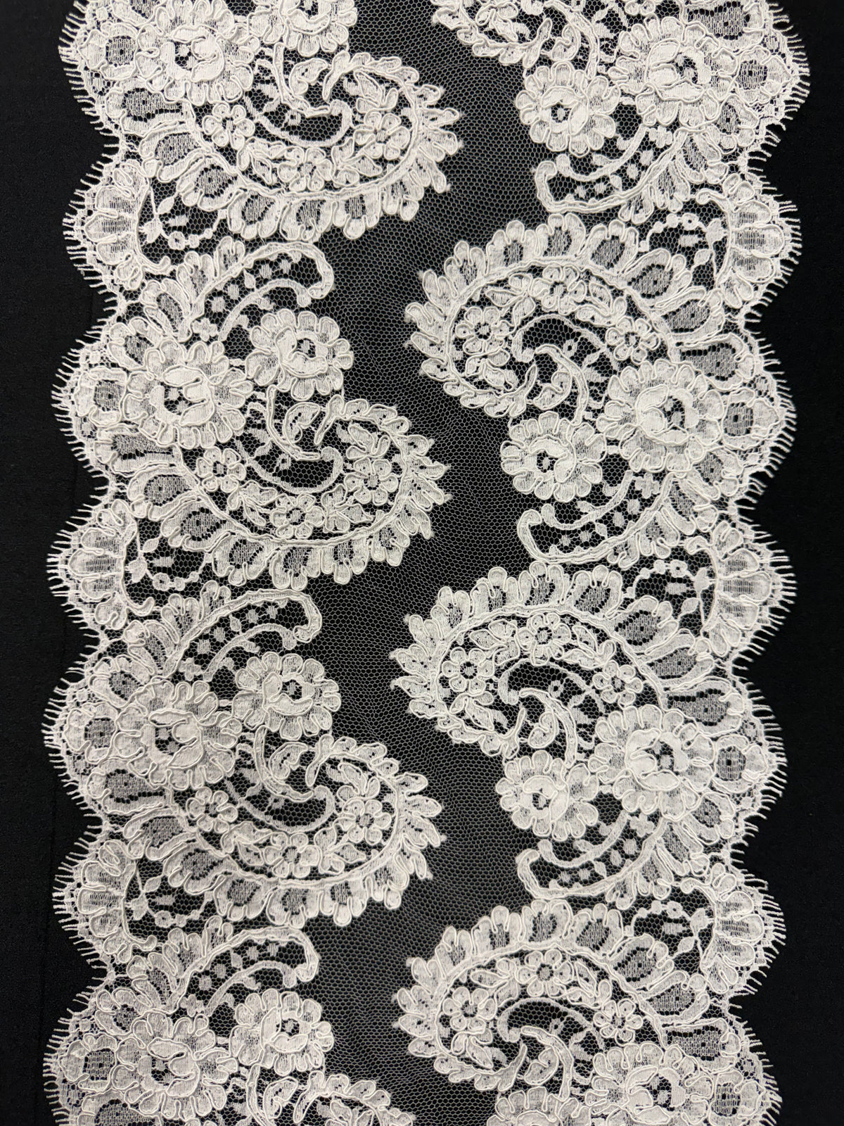 Bordure en dentelle Chantilly ivoire cordée – Sudaba