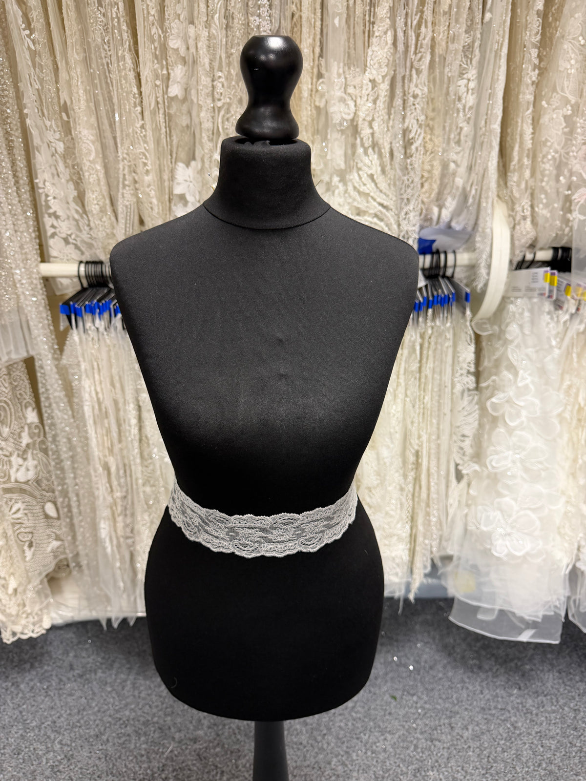 Ivory French Lace Trim - T596