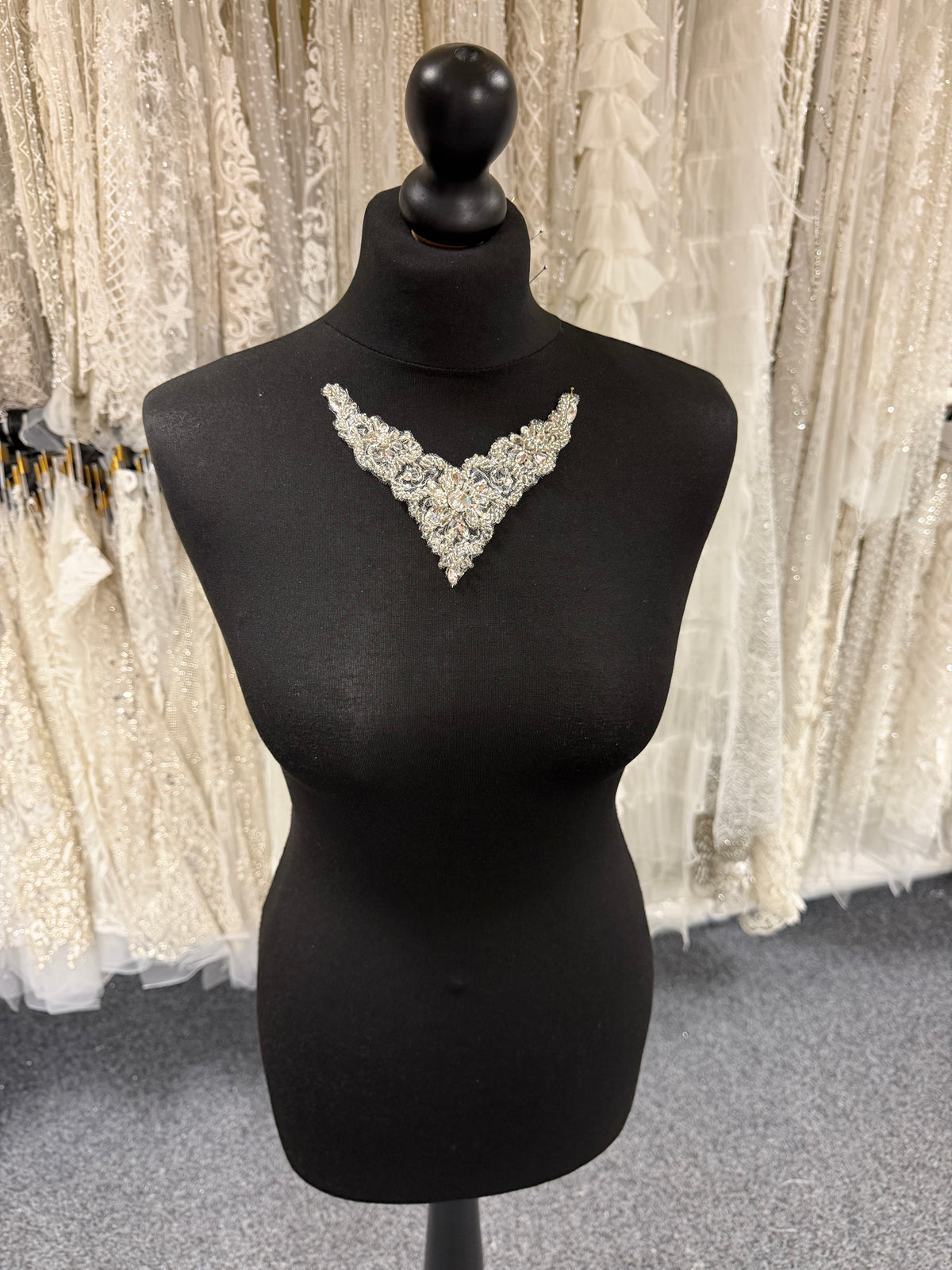 Appliqué perlé ivoire/argent - T566