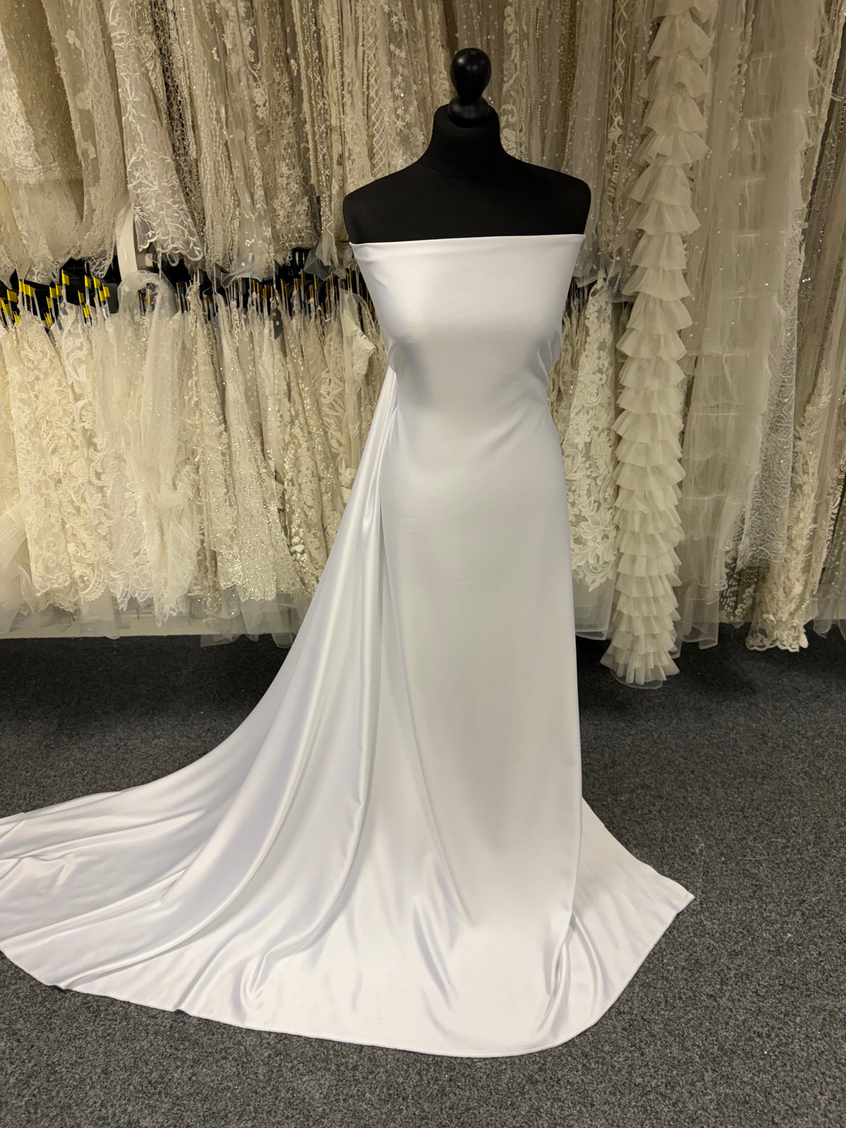Crêpe satinée en polyester blanc - P60