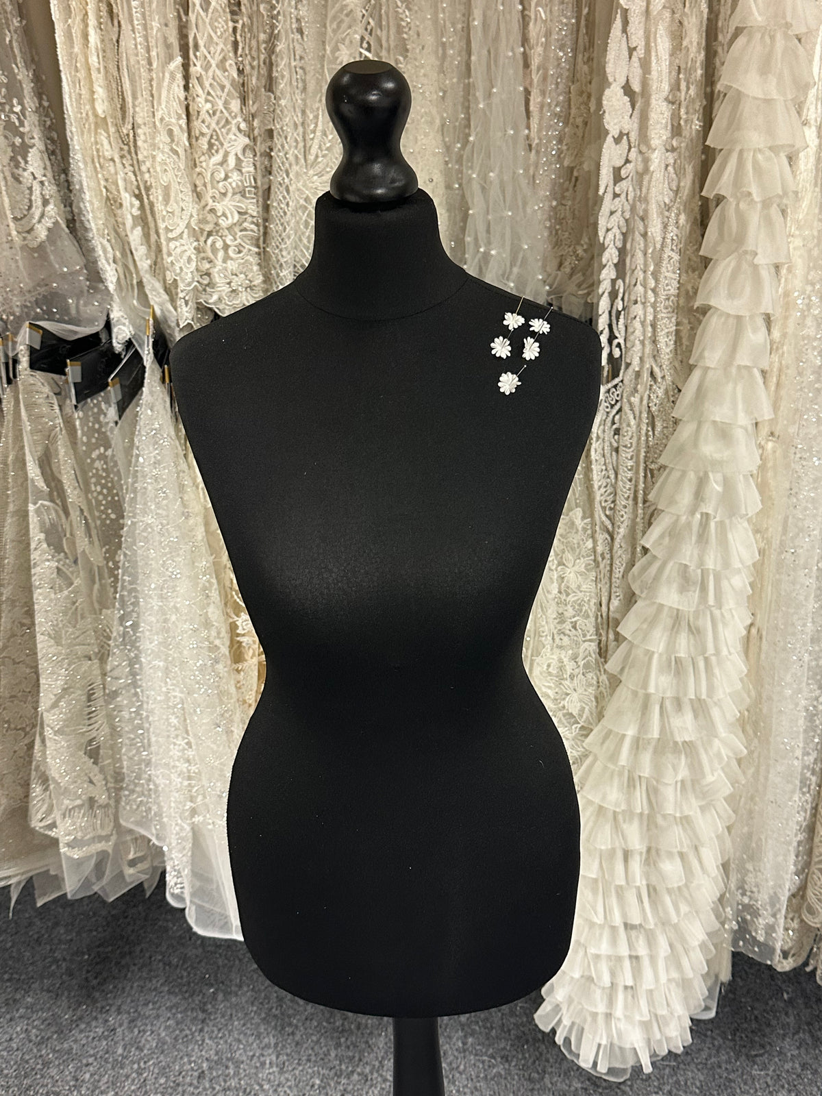 Fleurs en satin ivoire M. - M12 (Sachet de 144)