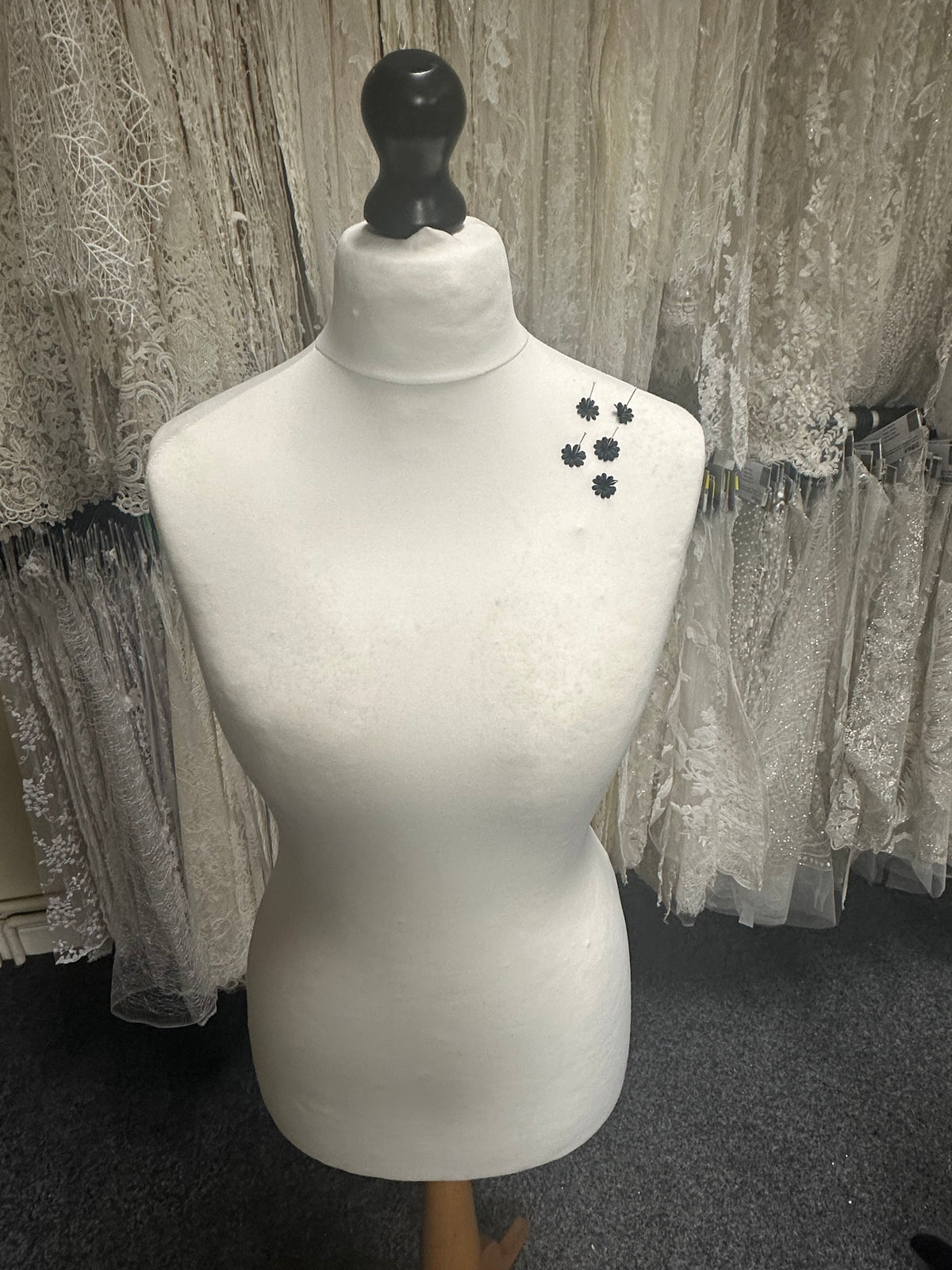 Fleurs en satin noir - M12 (Sachet de 144)