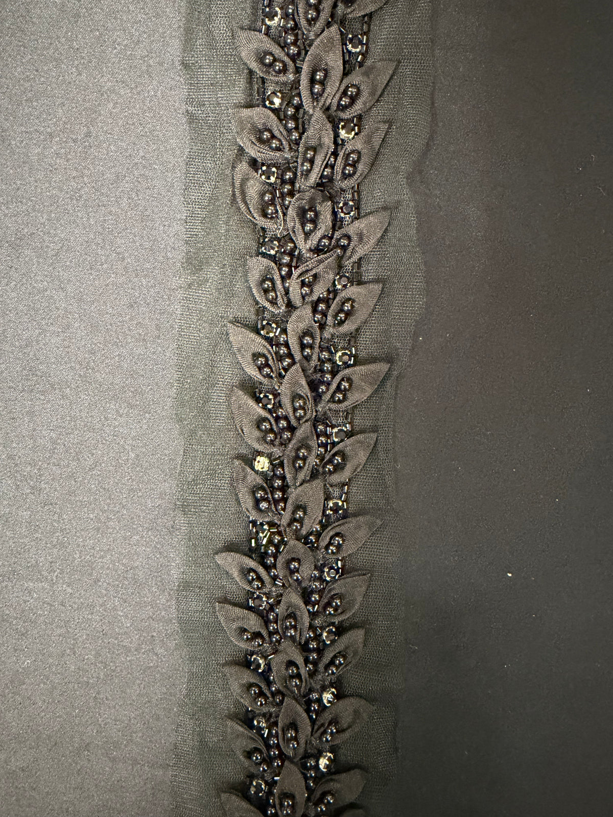 Bordure perlée en cristal noir - T802