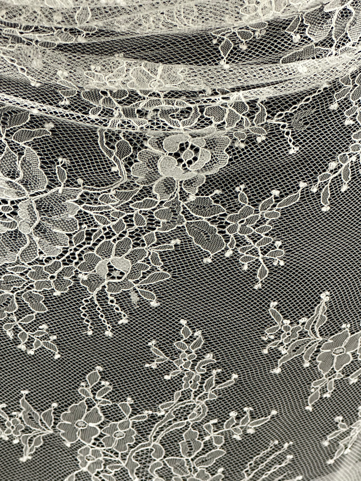 Dentelle Raschel ivoire - P223