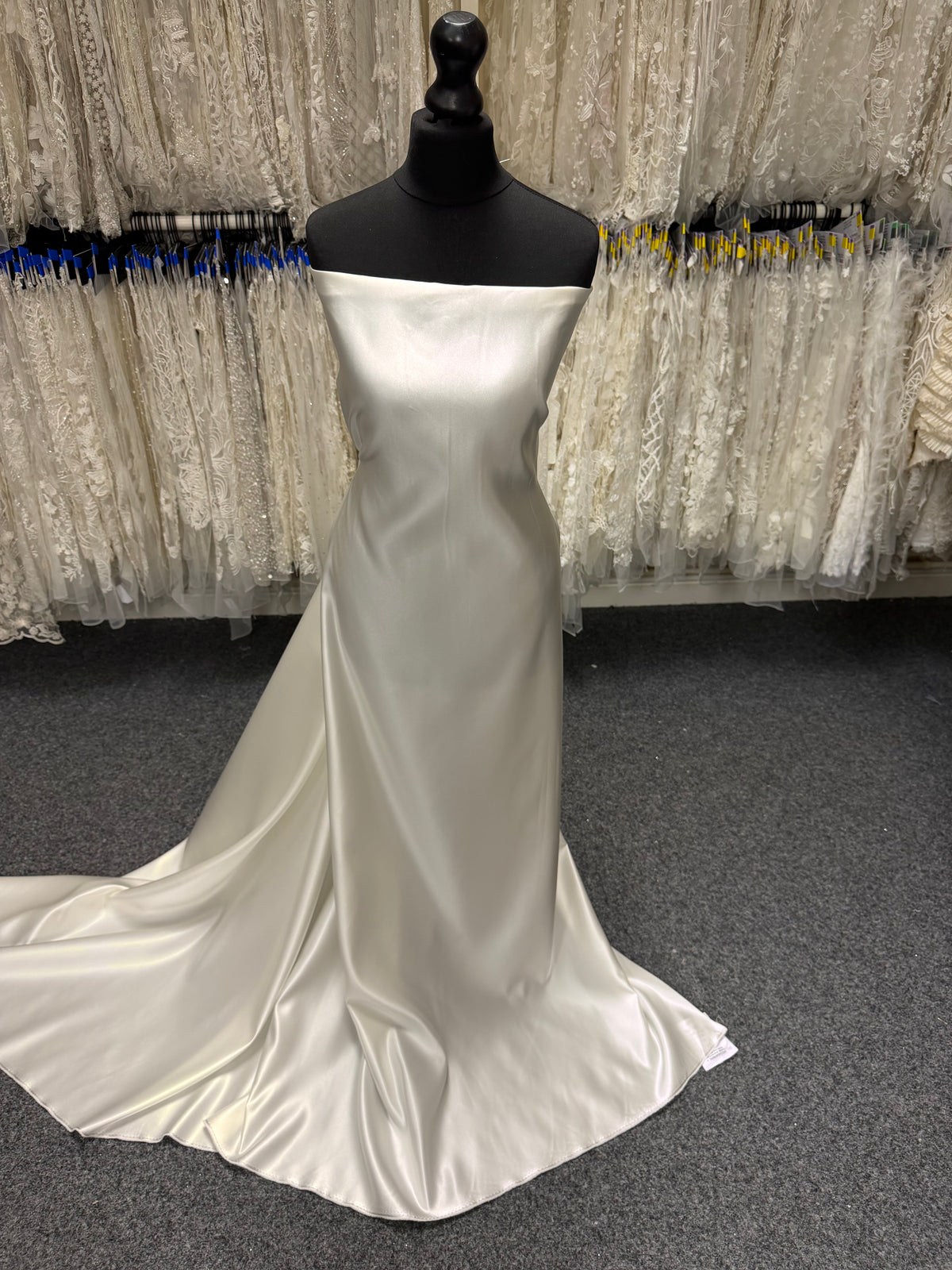 Satin duchesse en polyester ivoire pâle - P42