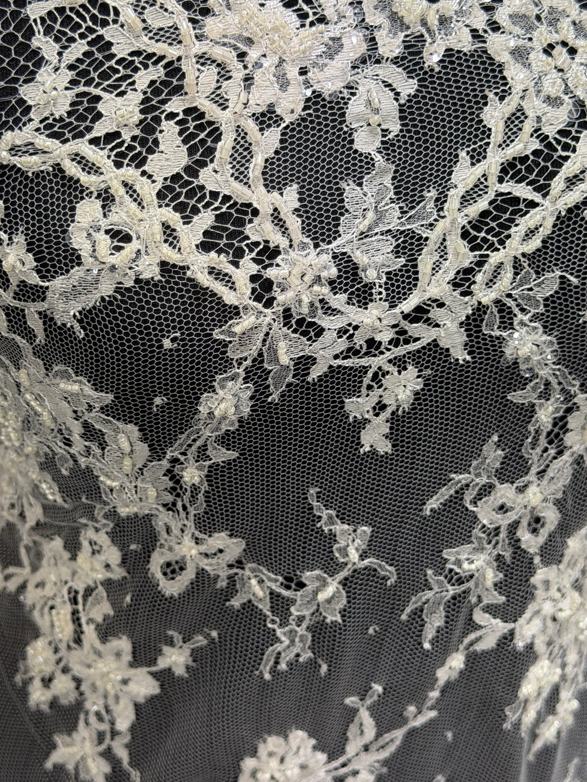 Dentelle Chantilly perlée ivoire - P362