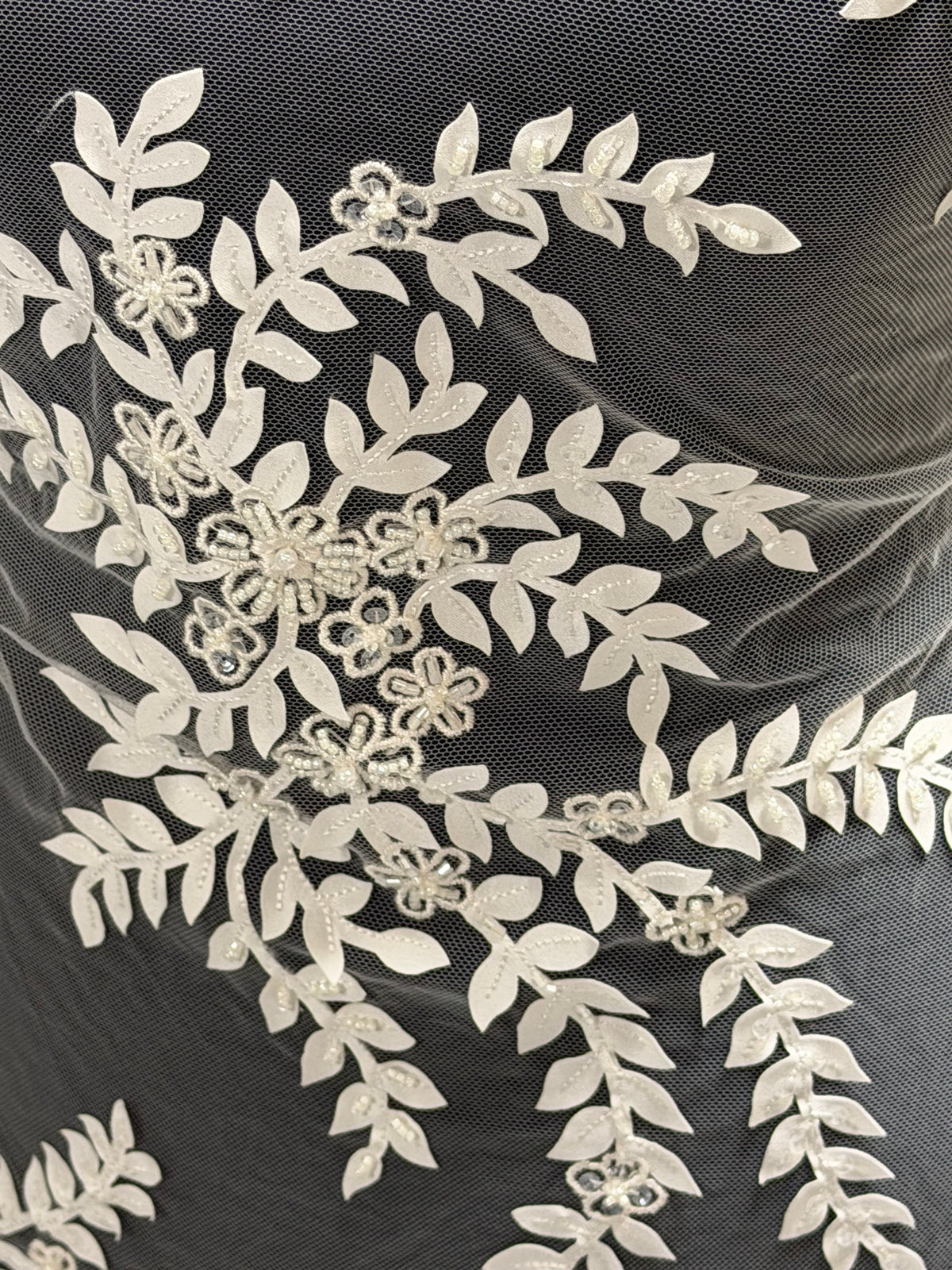 Tulle ivoire brodé de perles en 3D - EB1006
