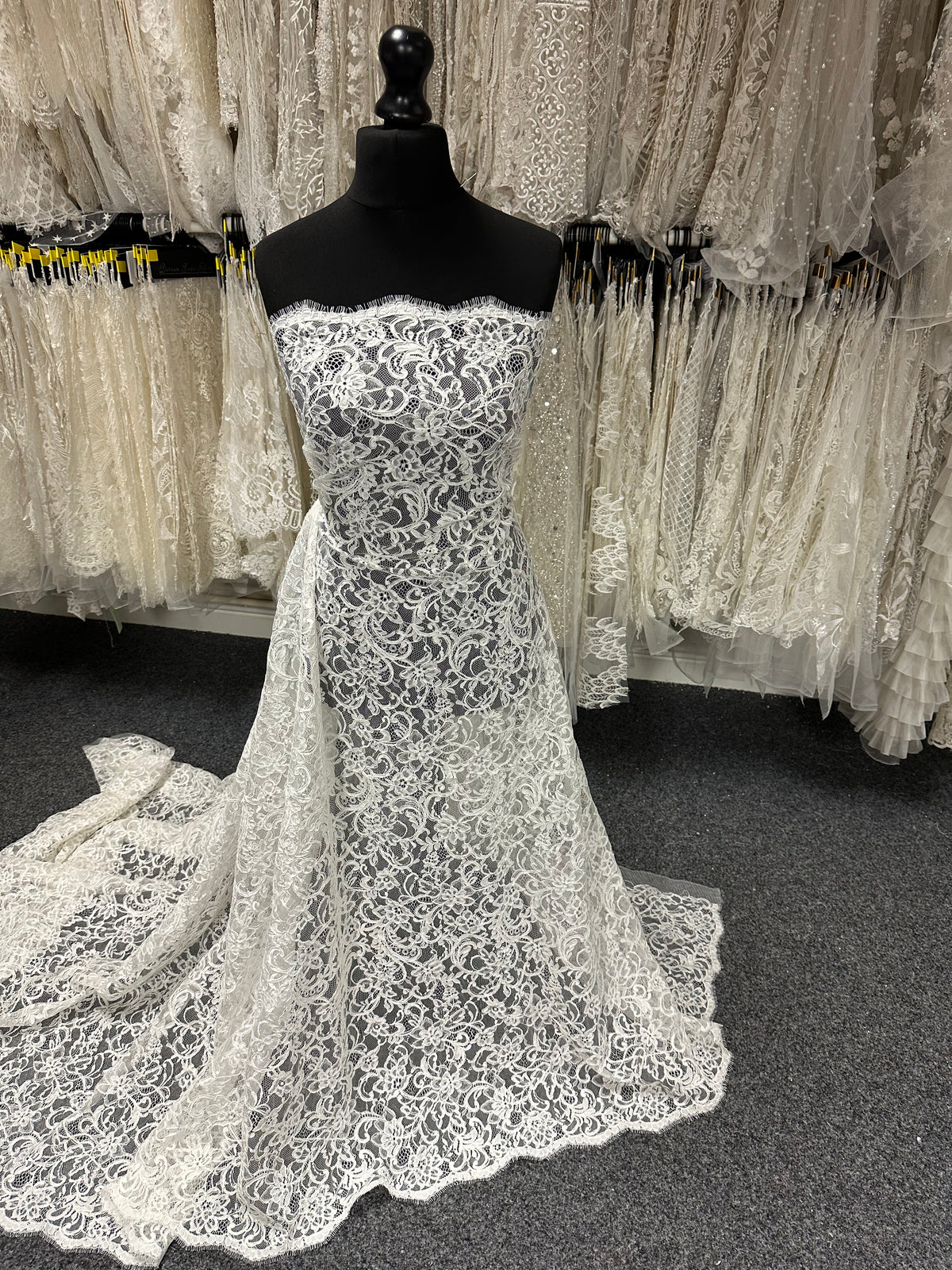 Dentelle cordée ivoire - P633